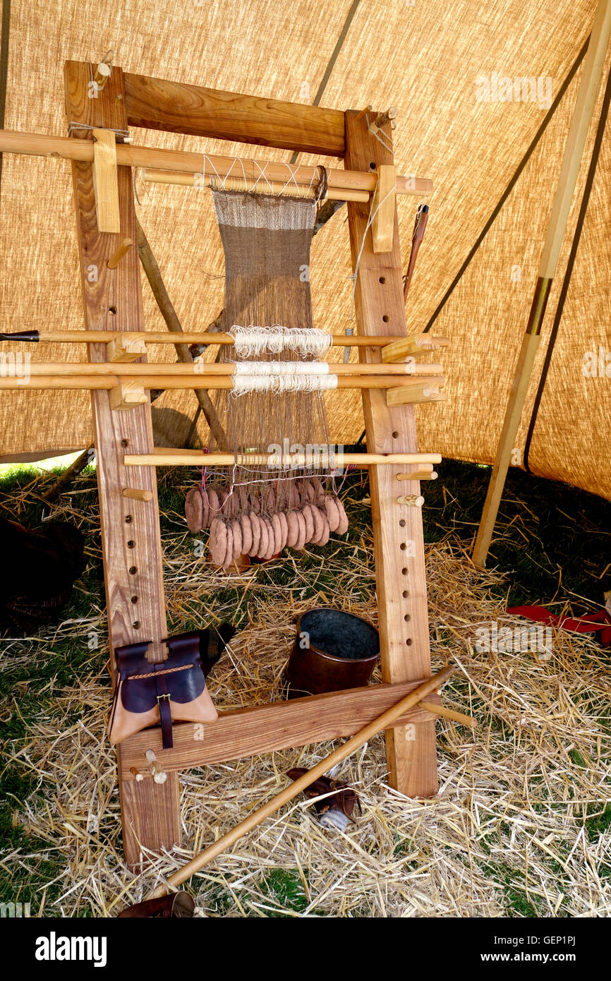 Warp-ponderata telaio medievale. Una replica. Foto Stock