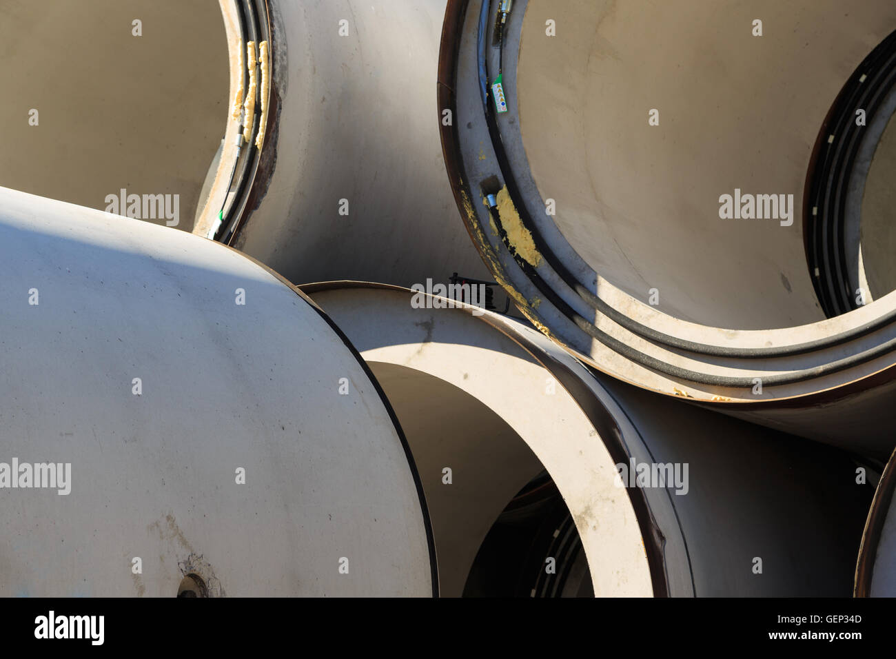 Una fotografia di alcuni tubi di cemento per micro-tunneling durante la produzione. Questi tubi sono tre metri di diametro. Foto Stock