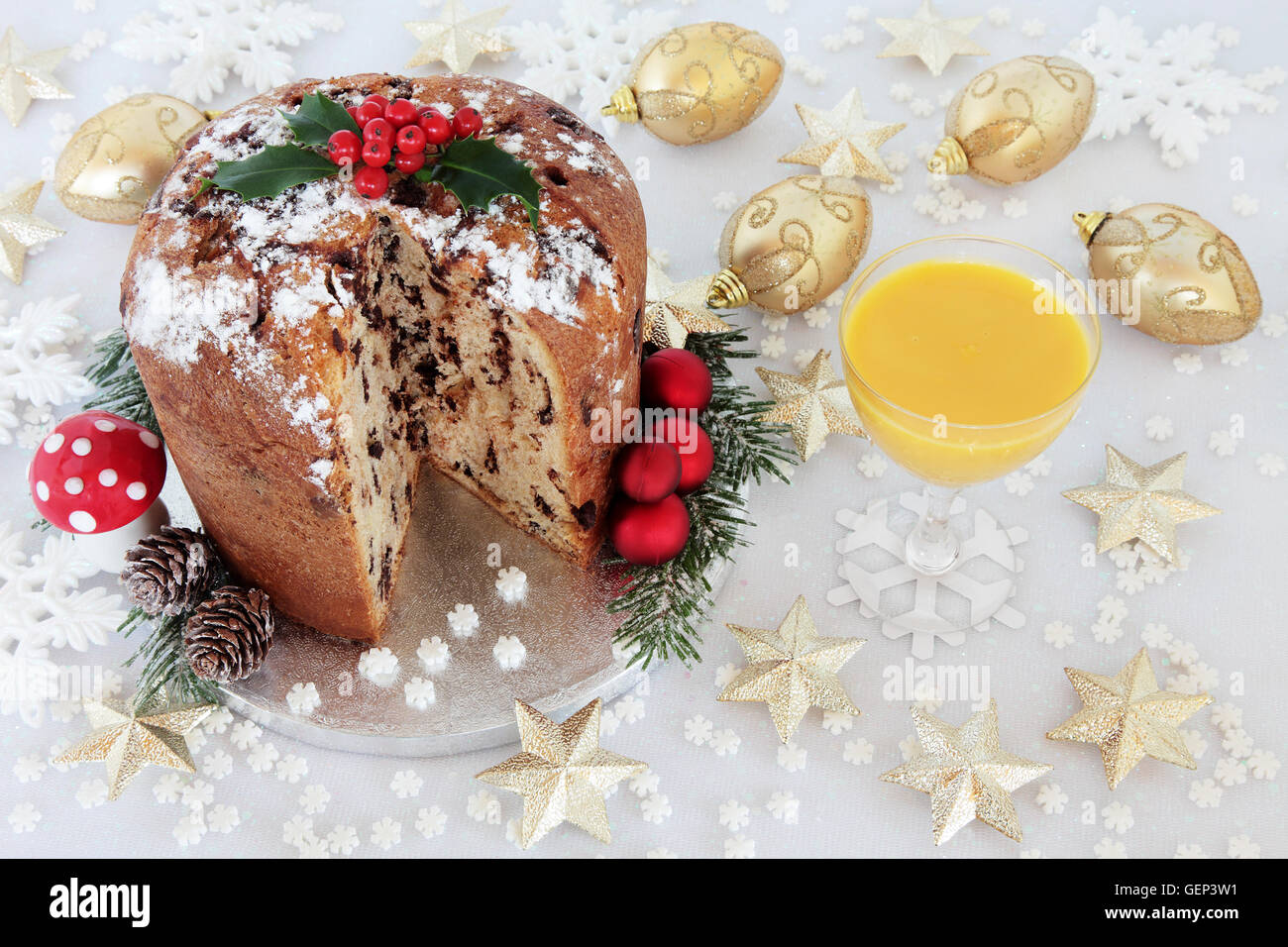 Panettone al cioccolato torta di Natale con agrifoglio e zabaione e oro e bianco ninnolo decorazioni. Foto Stock