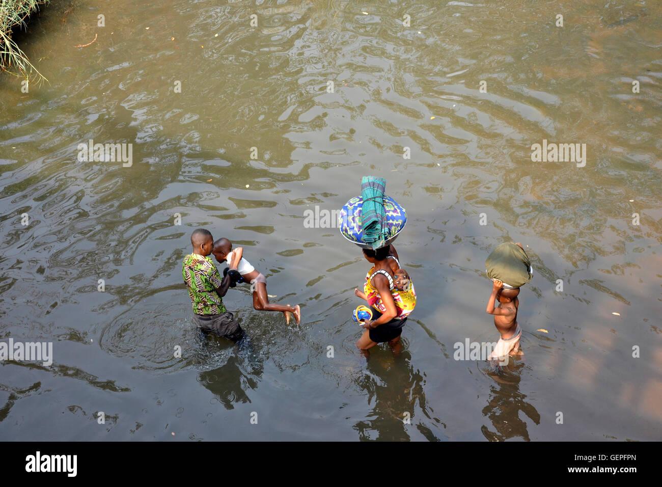 Il Togo, circostante di Lomè, lavaggio nel fiume Foto Stock