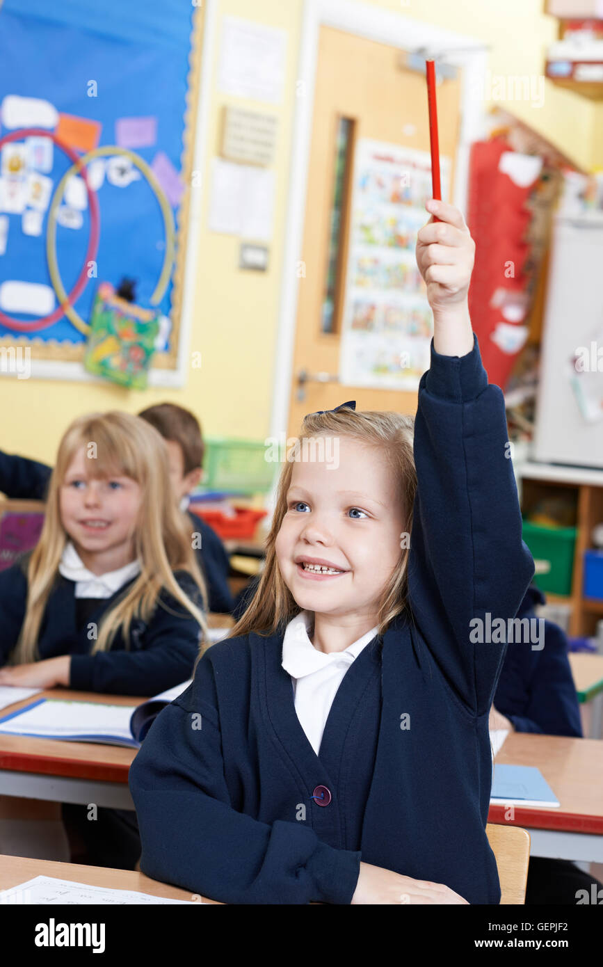 Ragazza nella scuola elementare classe risposta alla domanda Foto Stock