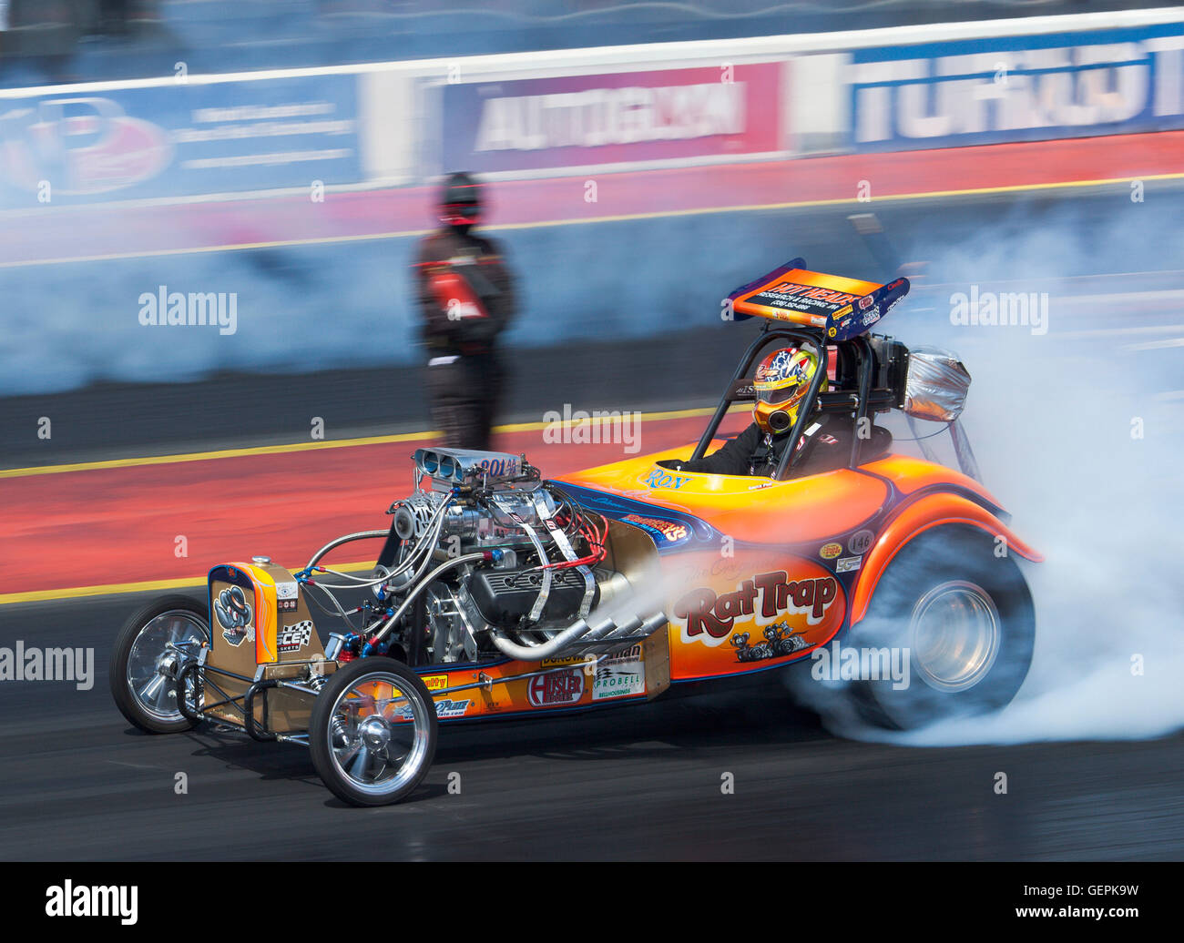 Evento Dragstalgia a Santa Pod. Ron speranza riscaldando i suoi pneumatici nella sua annata alterata carburante dragster chiamato Rat Trap. Foto Stock