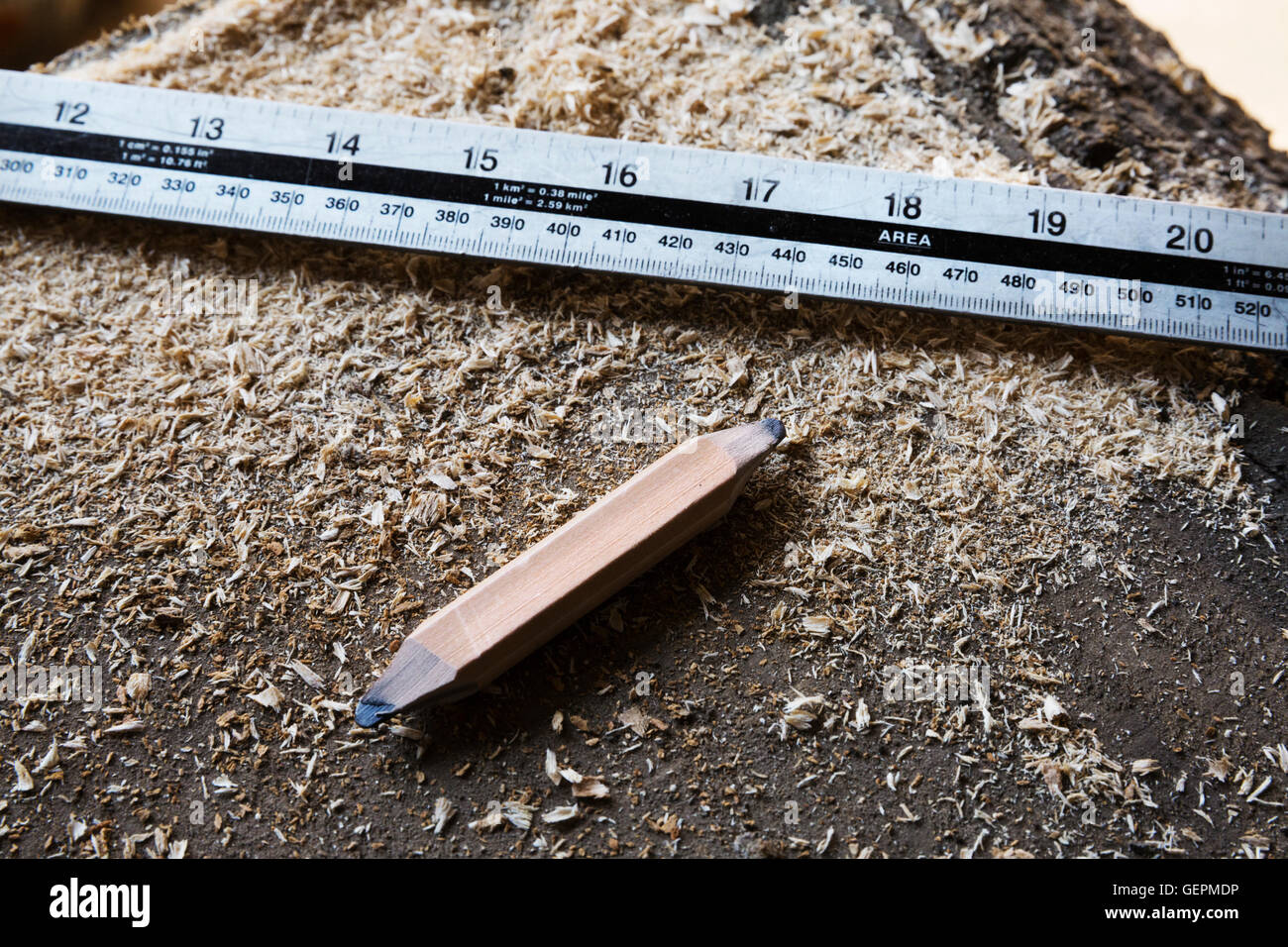 Chiusura del righello e del falegname matita appuntita in corrispondenza di entrambe le estremità. Foto Stock