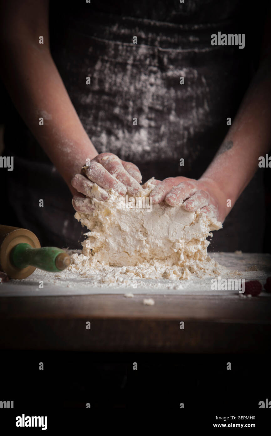 Il giorno di San Valentino la cottura, donna preparazione impasto per biscotti. Foto Stock