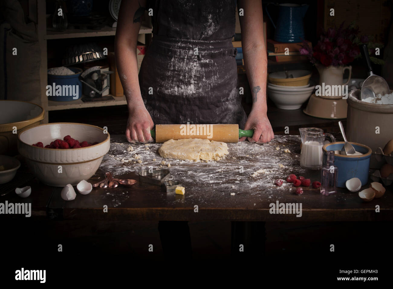 Il giorno di San Valentino la cottura, donna di stendere la pasta con un matterello. Foto Stock