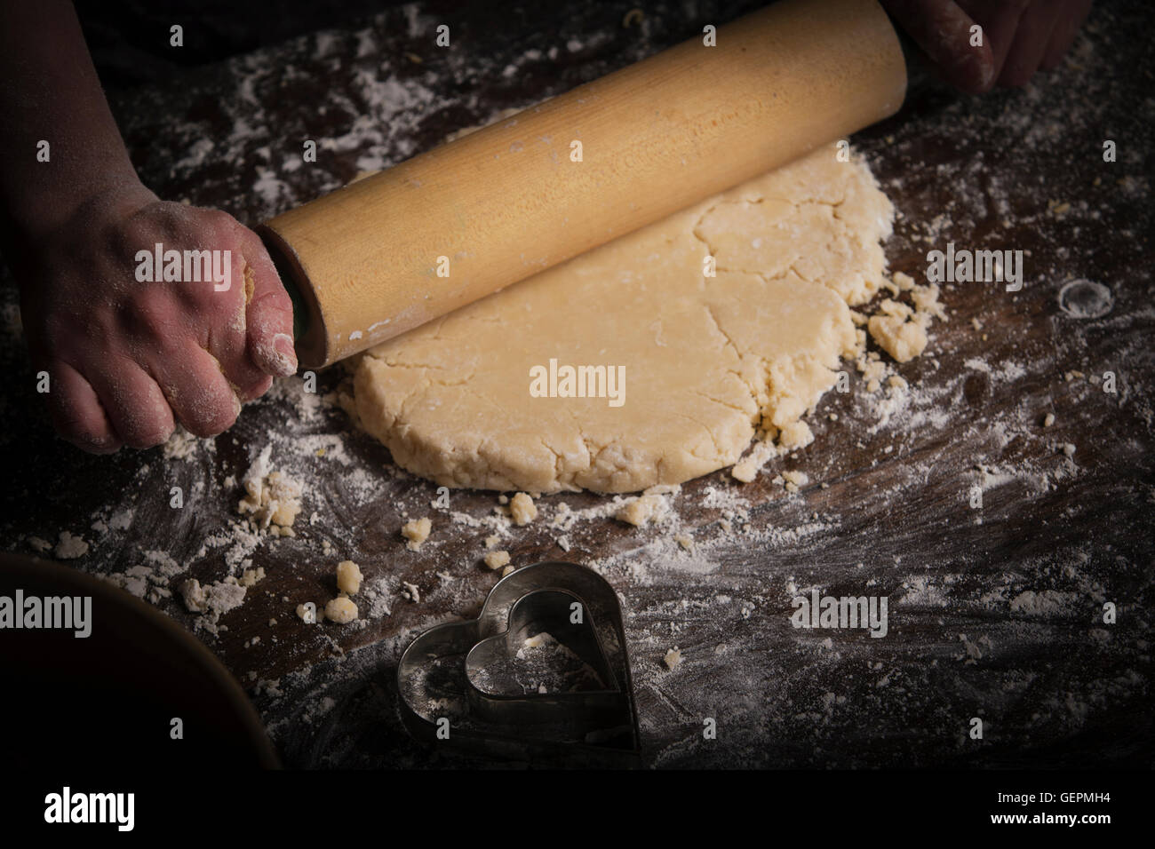 Il giorno di San Valentino la cottura, donna di stendere la pasta con un matterello. Foto Stock