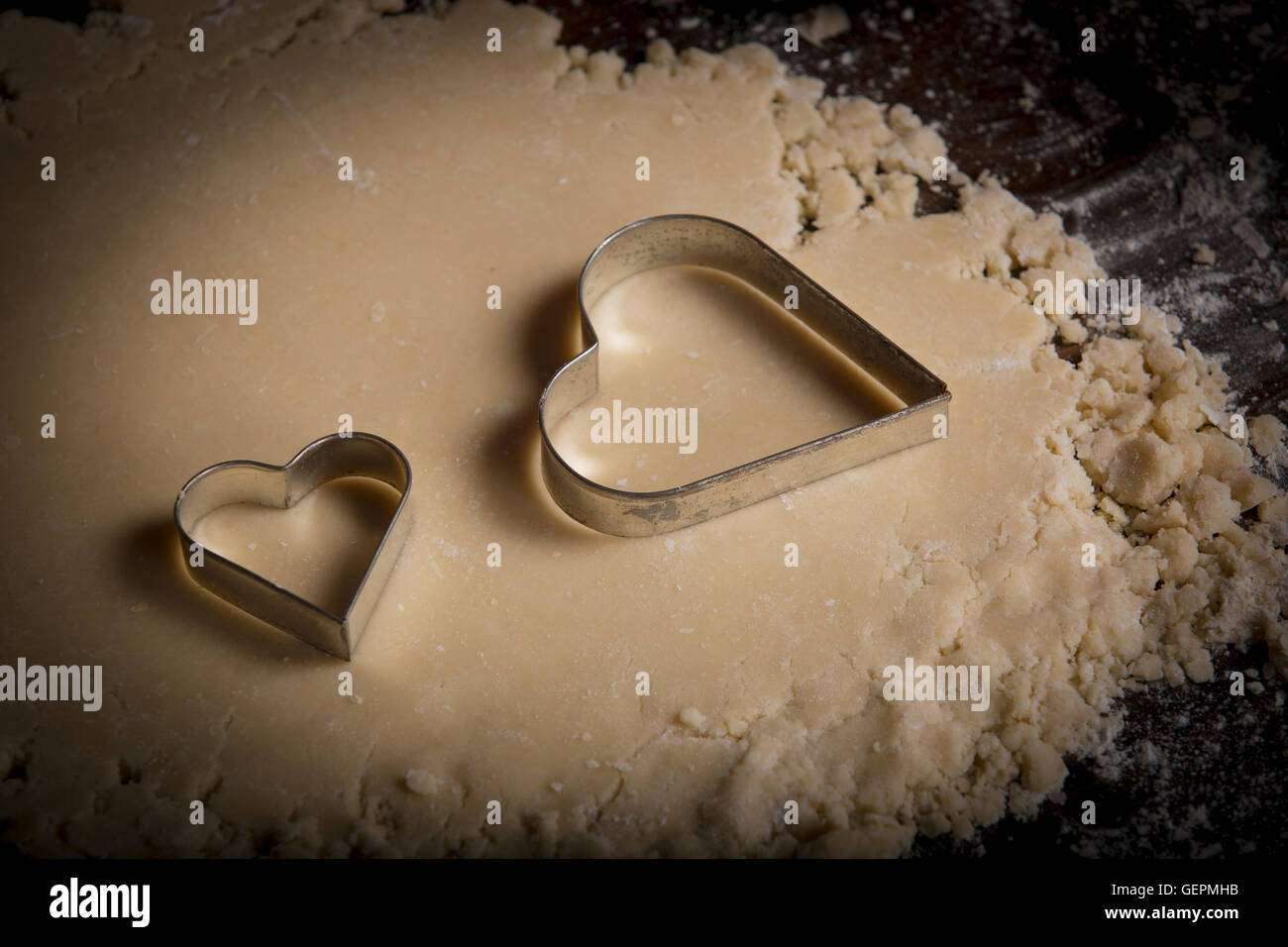 Il giorno di San Valentino la cottura, a forma di cuore frese biscotto sulla pasta. Foto Stock