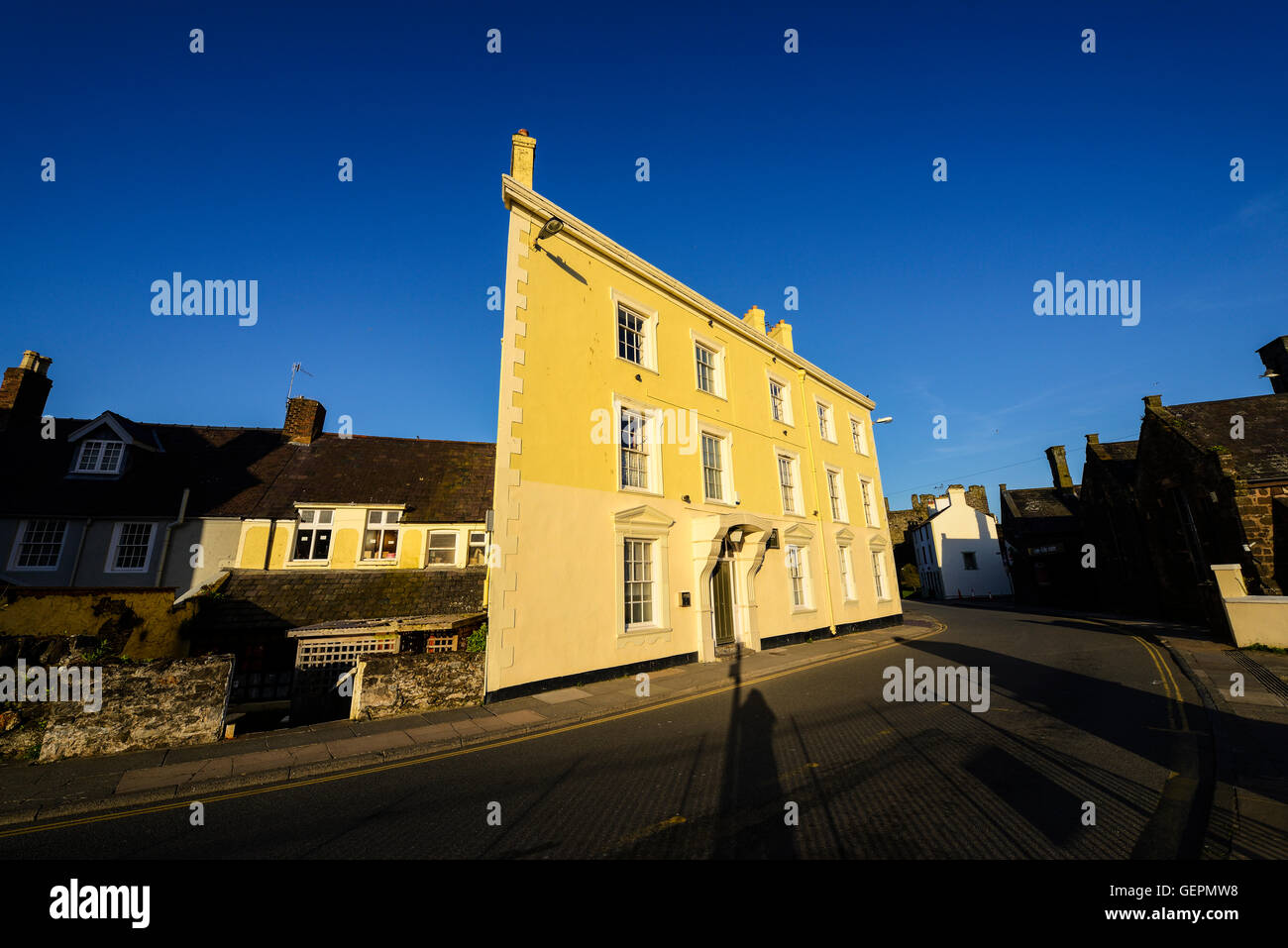 Color crema guest house a Conwy, un importante città turistica nel Galles del Nord, contrastando contro un profondo cielo blu. Foto Stock