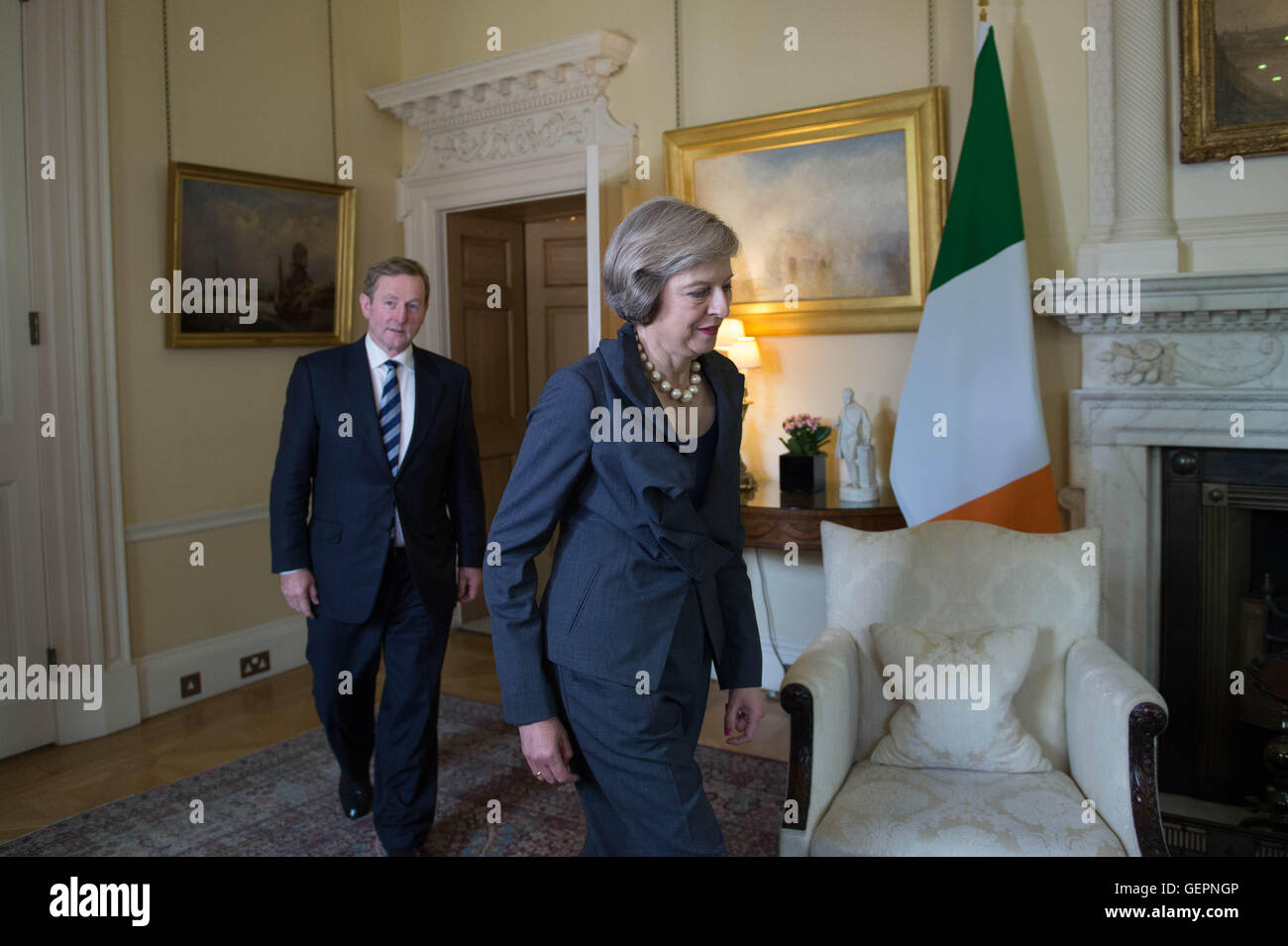 Il primo ministro Theresa Maggio con il Taoiseach Enda Kenny all'interno di 10 Downing Street, Londra, davanti alle ultime riunioni su come Brexit si dispiega. Foto Stock