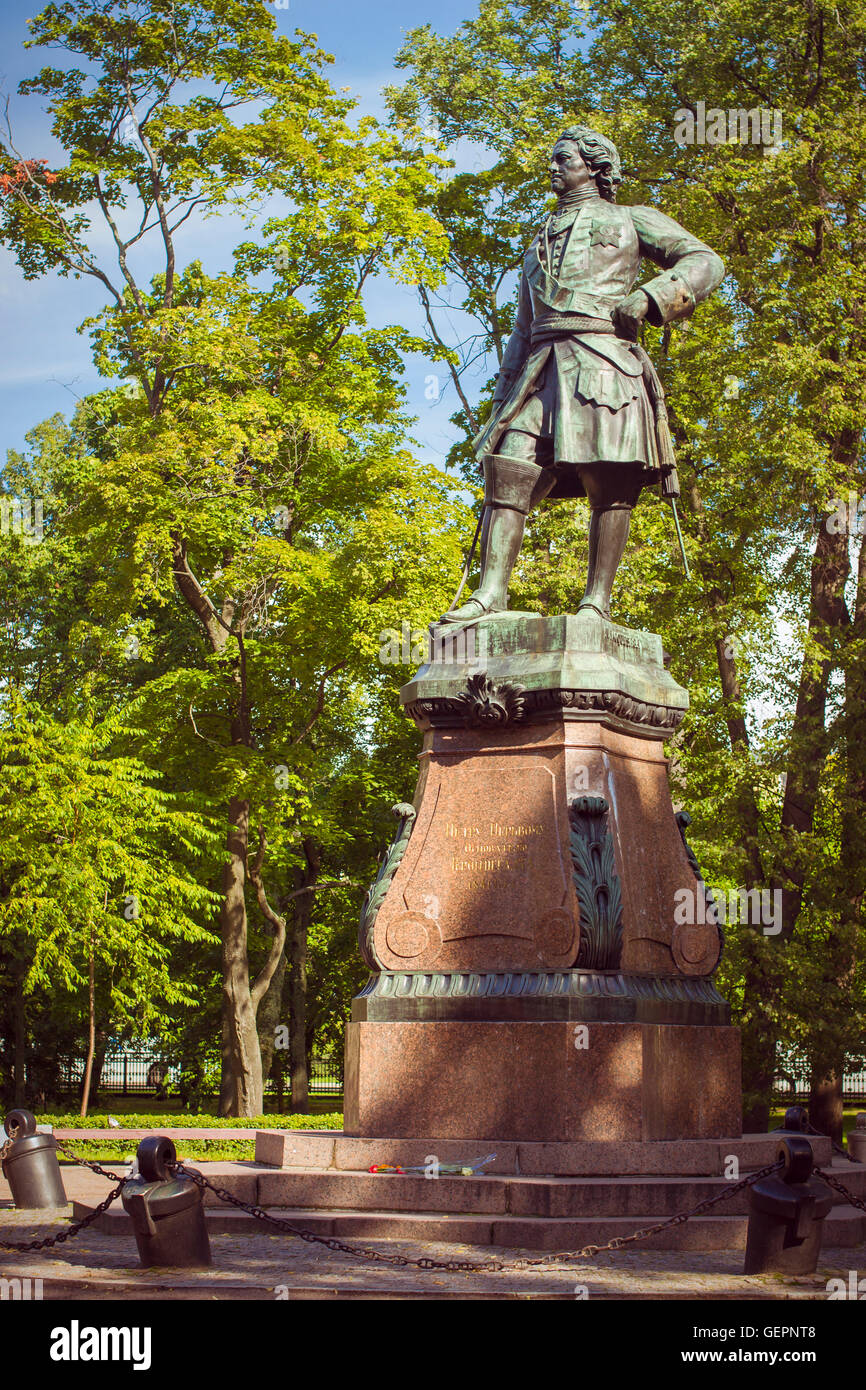 Il monumento in bronzo di Pietro I nel Parco Petrovsky su Makarovskaya Street nella città di Kronstadt, Russia Foto Stock