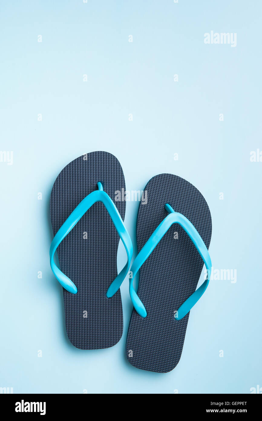 Blue flip flop sul pavimento di colore blu. Foto Stock