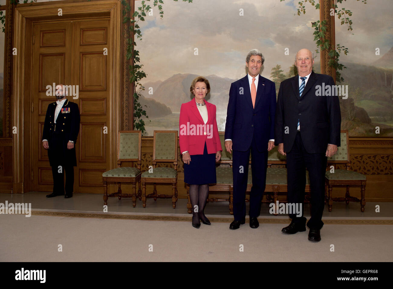 Un operatore si erge da come segretario Kerry in posa per una foto con il Re Harald e la regina Sonja di Norvegia presso il Palazzo Reale di Oslo Foto Stock
