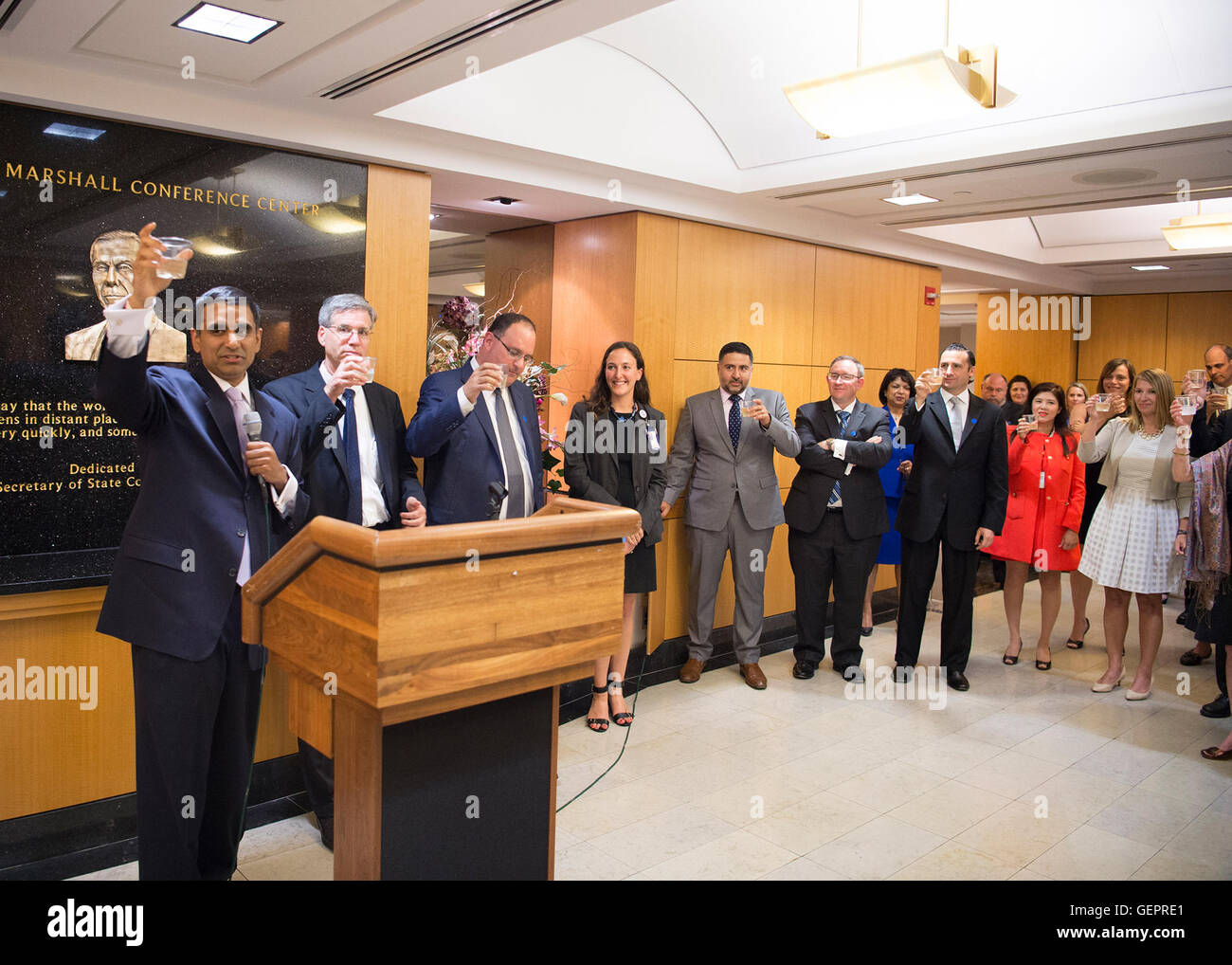 Vice Segretario Higginbottom e altri Toast l Ufficio degli STATI UNITI Assistenza estera le risorse come si commemora un decennio di impatto Foto Stock