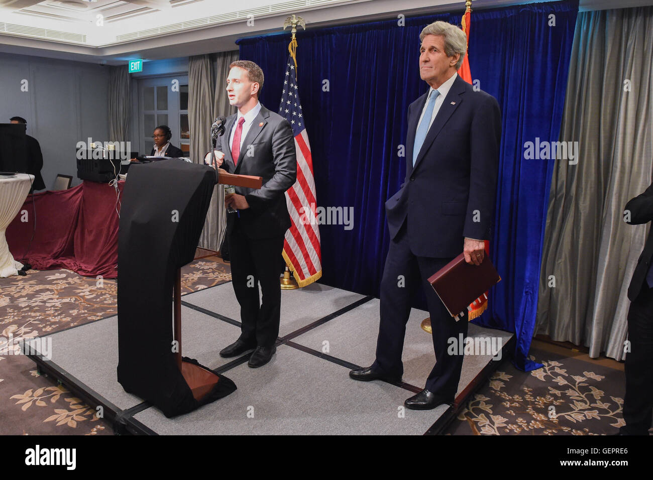 Il vice segretario stampa della Casa Bianca Schultz introduce Segretario Kerry a breve la stampa della Casa Bianca Corps nella città di Ho Chi Minh Foto Stock