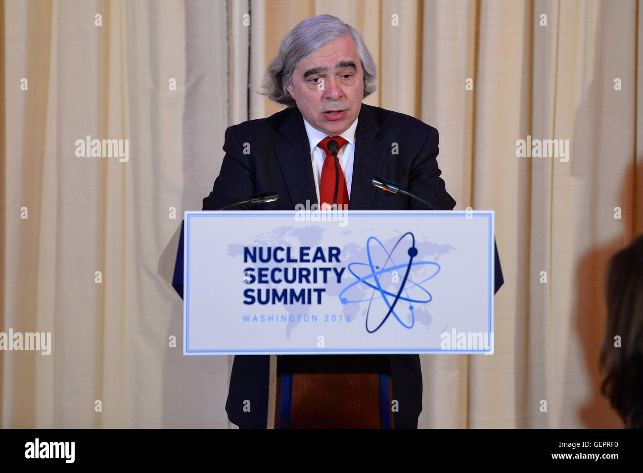 Il Segretario dell'energia Moniz offre un commento ad una cena di lavoro che egli Co-Hosted con il Segretario Kerry per il 2016 della sicurezza nucleare vertice di Washington Foto Stock