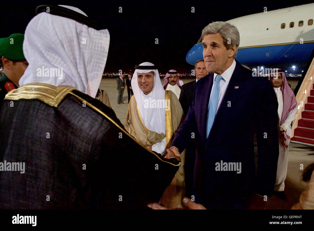 Il segretario John Kerry saluta Arabia Saudita il Ministro degli Esteri Adel al-Jubeir e Arabia funzionari all'Aeroporto Internazionale di Jeddah. Foto Stock