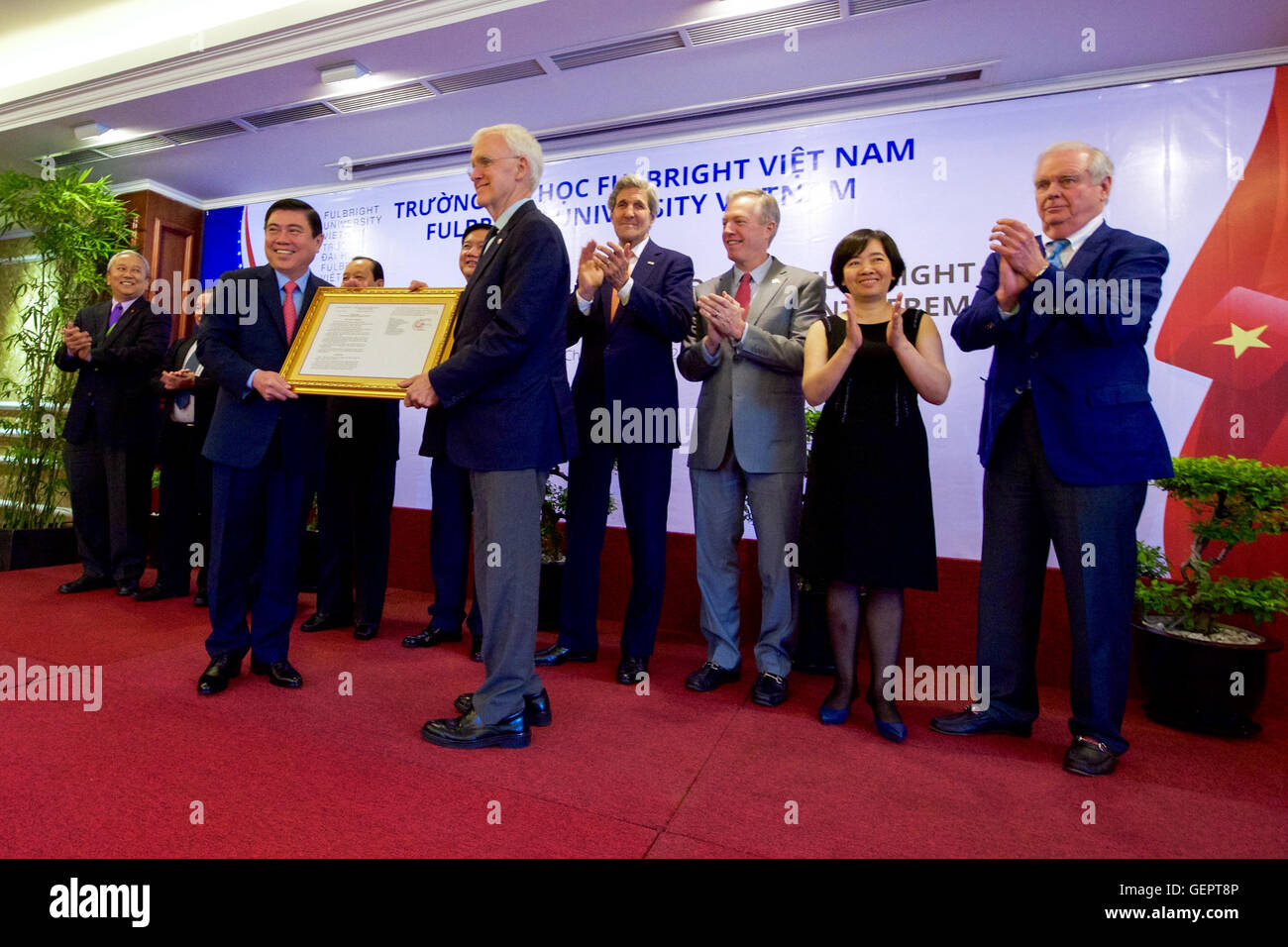 Segretario Kerry applaude come ex U.S. Il senatore Kerrey è presentato con la nuova Università Fulbright del Vietnam Licenza di Scuola in occasione di una cerimonia che si terrà nella città di Ho Chi Minh Foto Stock