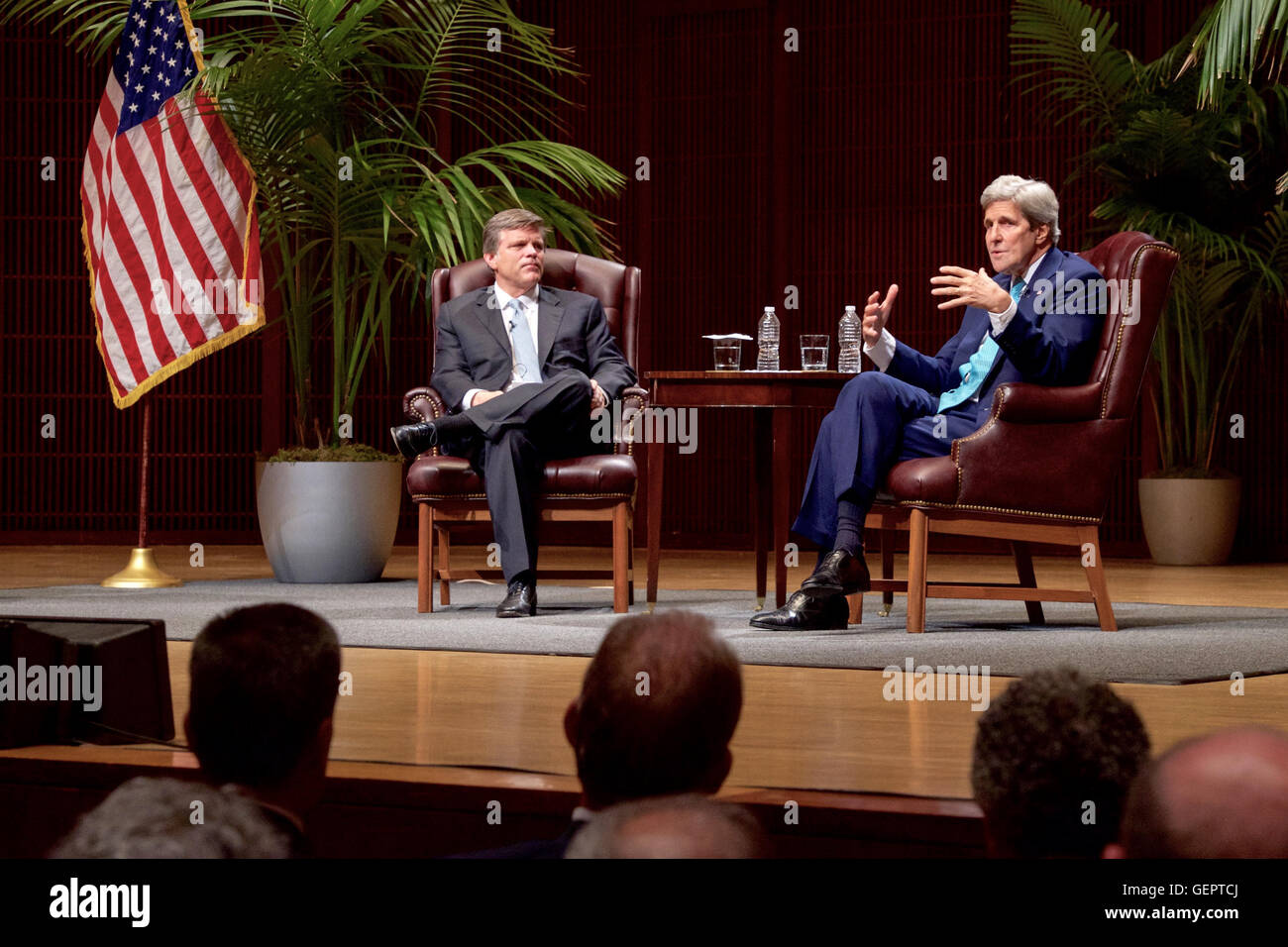 Segretario Kerry chat con la Rice University Historian Brinkley dopo la consegna di un discorso sulla intersezione tra religione e politica a del riso Baker Institute di Houston Foto Stock