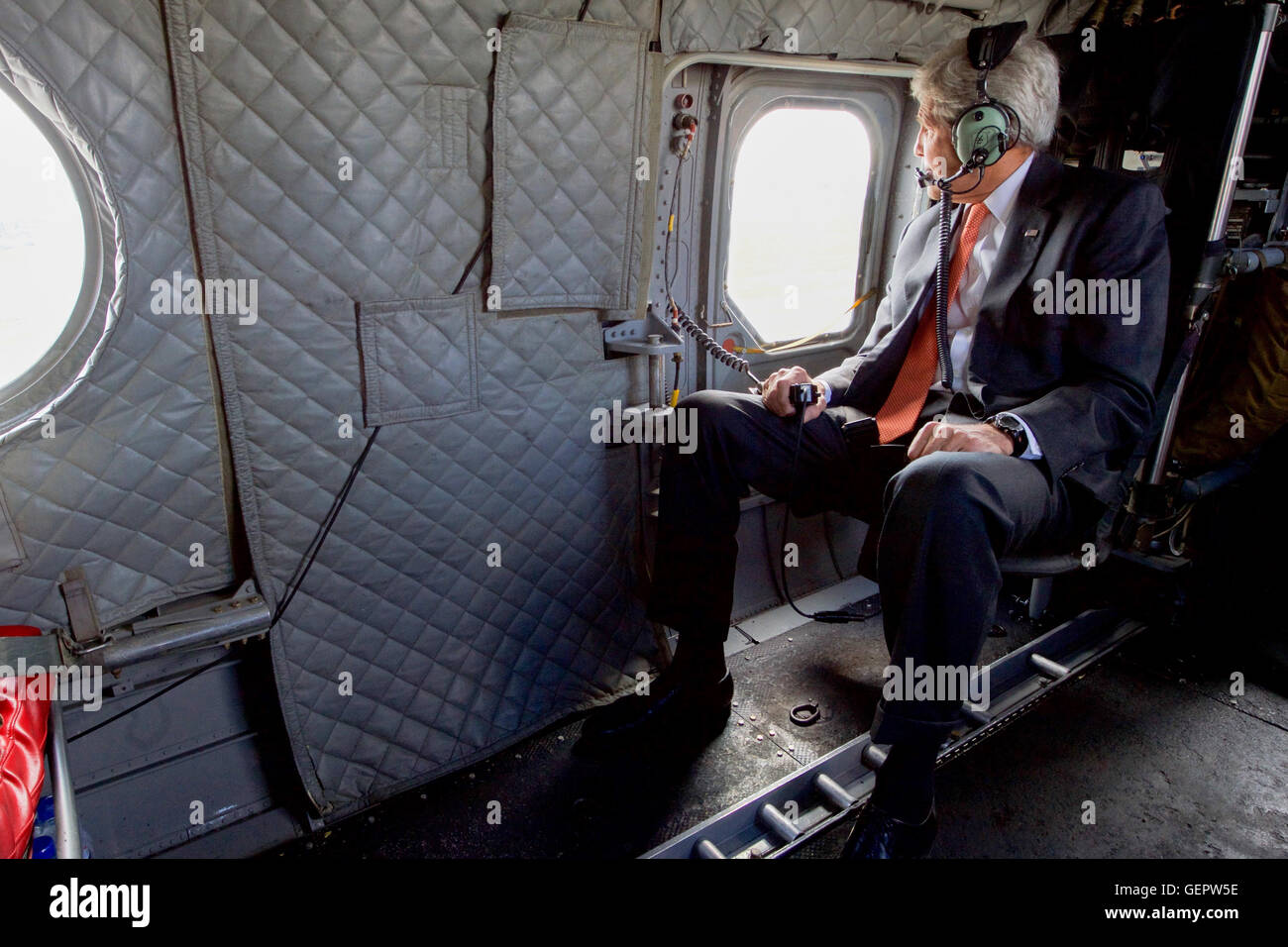 Segretario Kerry guarda fuori dalla finestra di elicottero di Kabul International Airport al Camp la risoluta Foto Stock