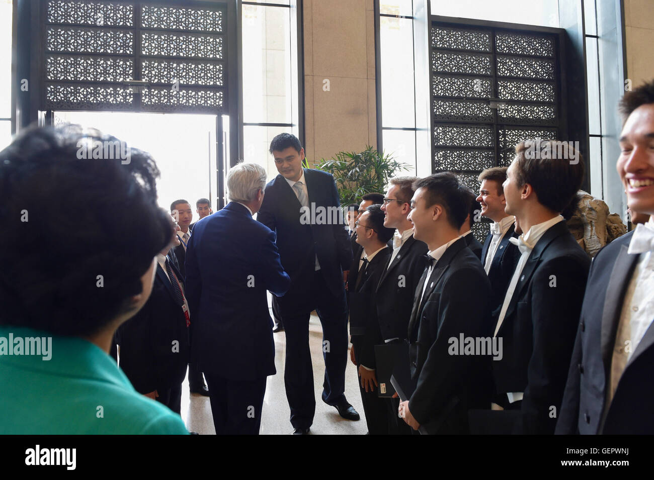 Segretario Kerry scuote le mani con ex stella NBA Yao Ming a Pechino Foto Stock