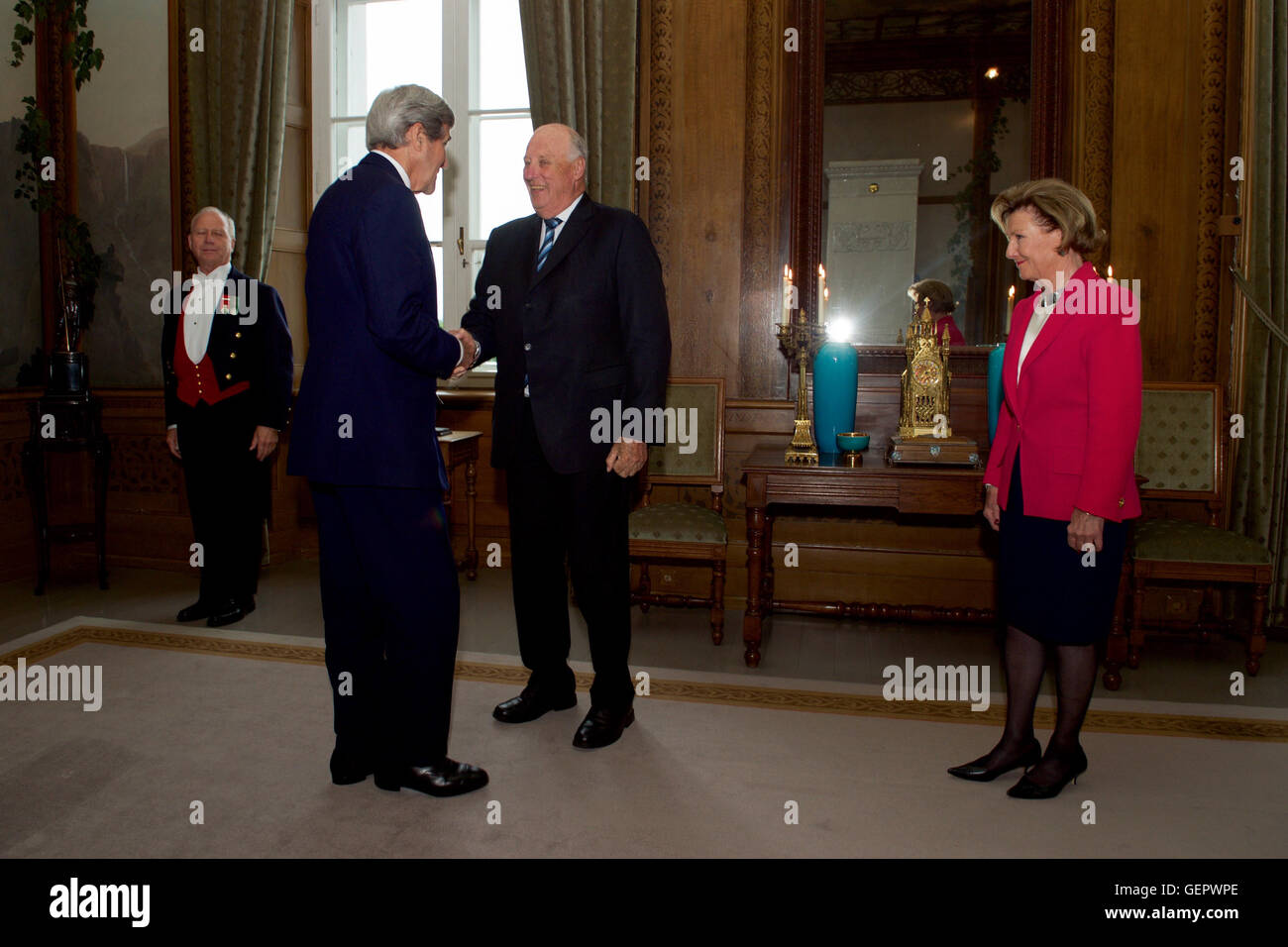 Segretario Kerry scuote le mani con il re Harald di Norvegia presso il Palazzo Reale di Oslo Foto Stock