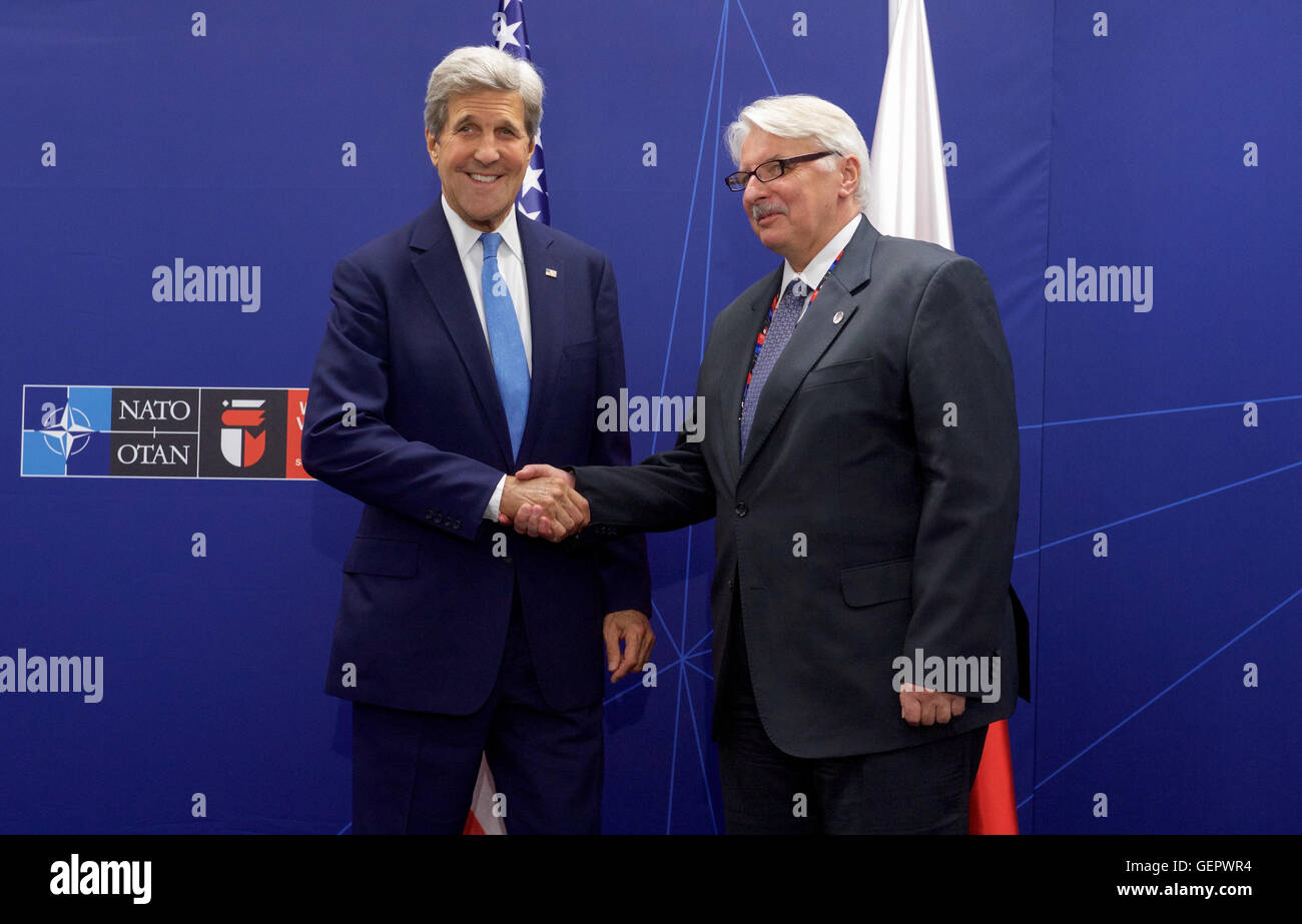 Segretario Kerry scuote le mani con il Ministro degli esteri polacco Waszczykowski prima di una riunione bilaterale svoltasi presso lo Stadio Nazionale di Varsavia Foto Stock