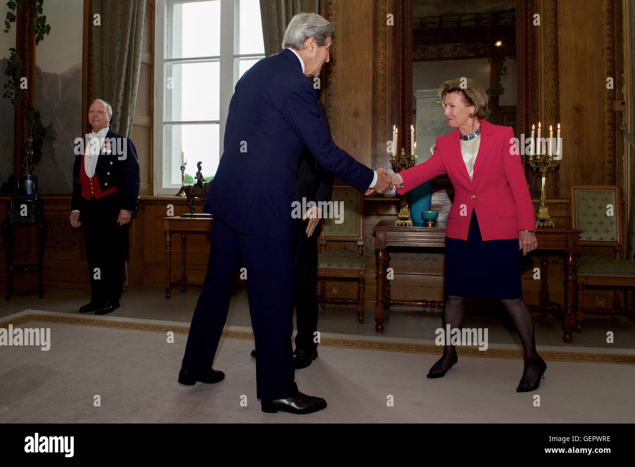 Segretario Kerry scuote le mani con la regina Sonja di Norvegia presso il Royal Palace in Norvegia Foto Stock