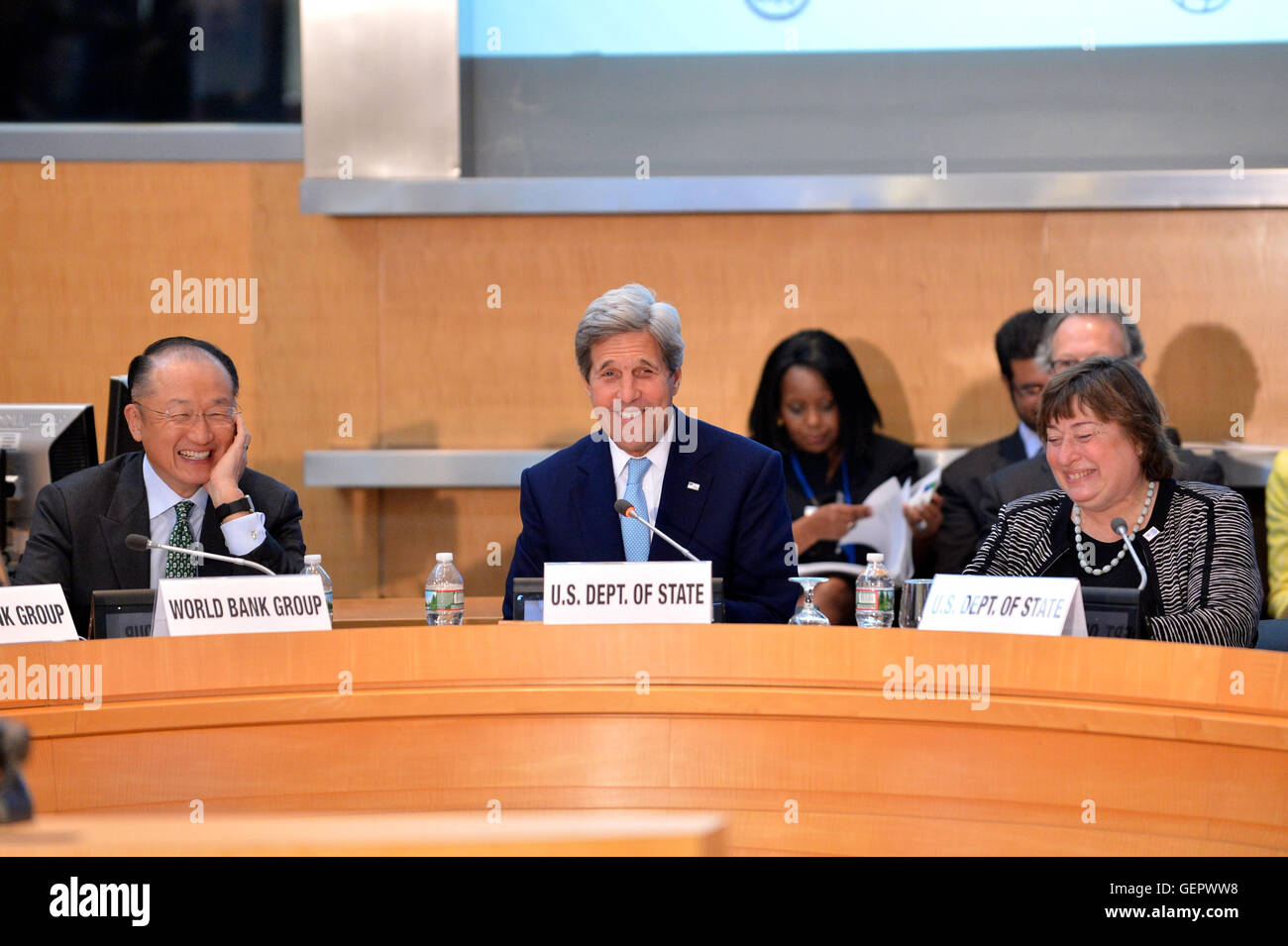 Segretario Kerry condivide un ridere con la Banca Mondiale il presidente Kim e Sotto Segretario Novelli prima di erogare un commento al Global Iniziativa Connect Evento in Washington Foto Stock