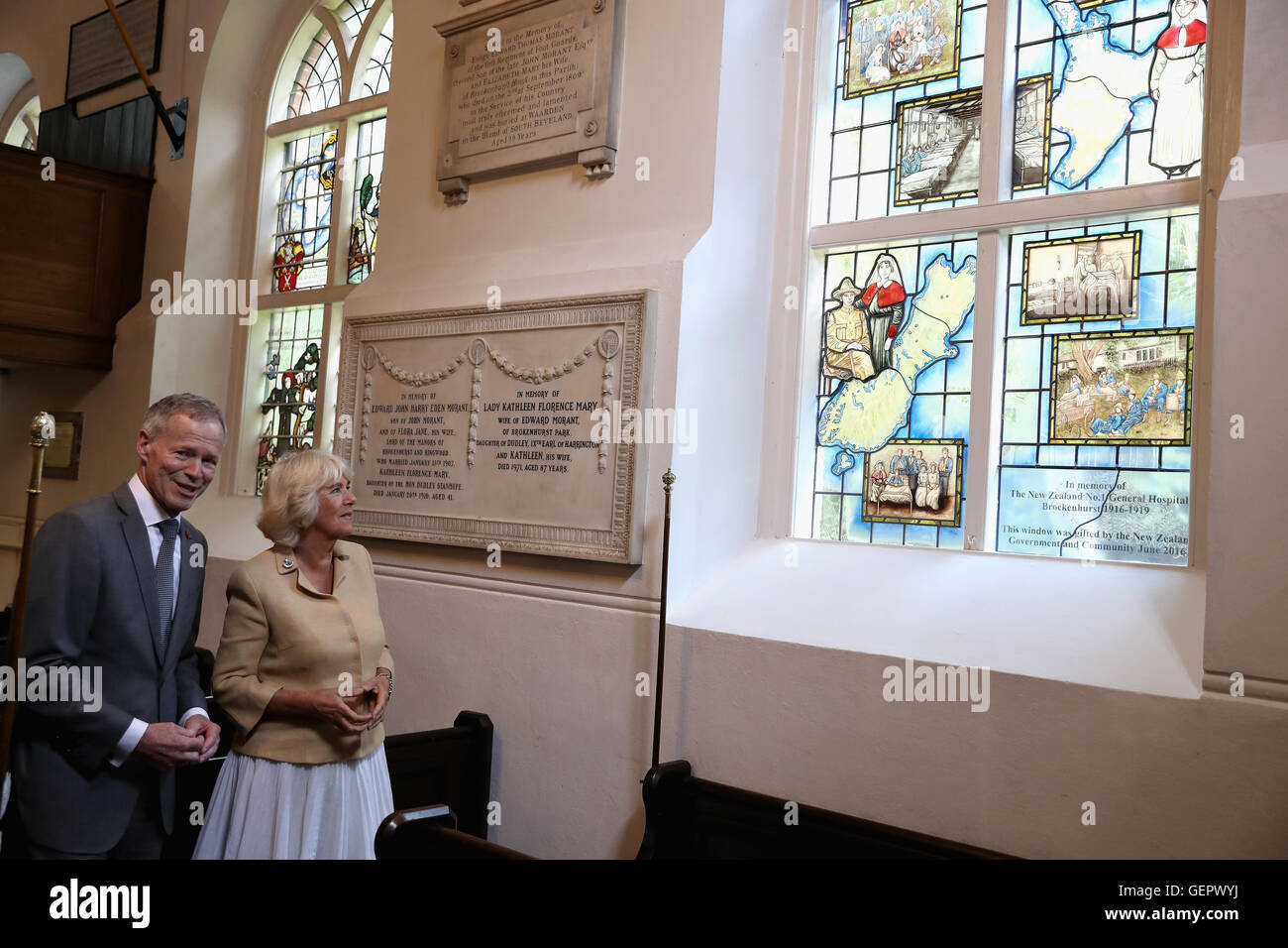 La duchessa di Cornovaglia opinioni commemorativo vetrata, onorando quelli collegati a un ex Prima Guerra Mondiale nelle vicinanze dell'ospedale, durante una visita a St Nicholas' chiesa a Brockenhurst. Foto Stock