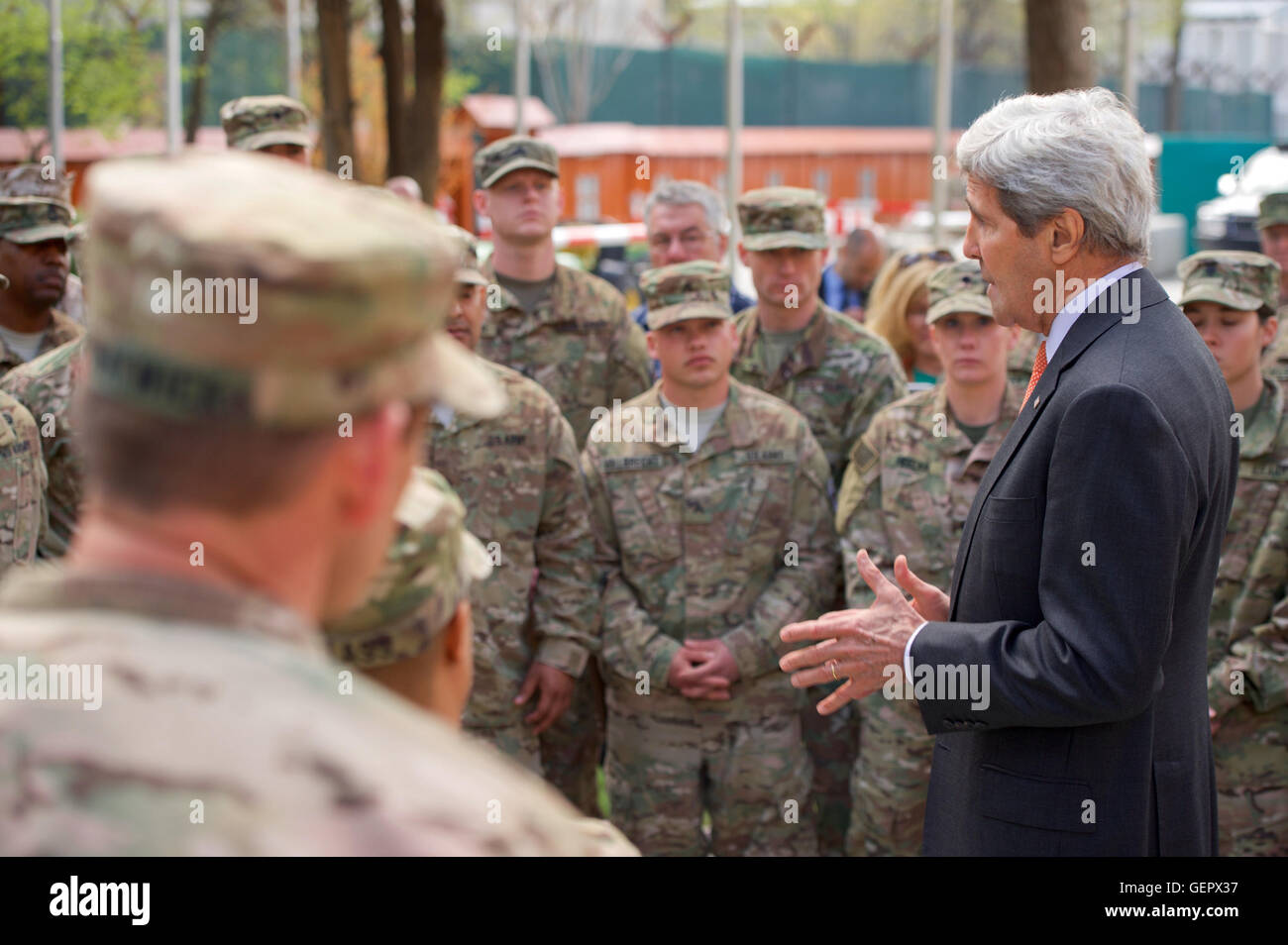 Segretario Kerry parla di truppe al Camp sostegno risoluto quartier generale a Kabul Foto Stock
