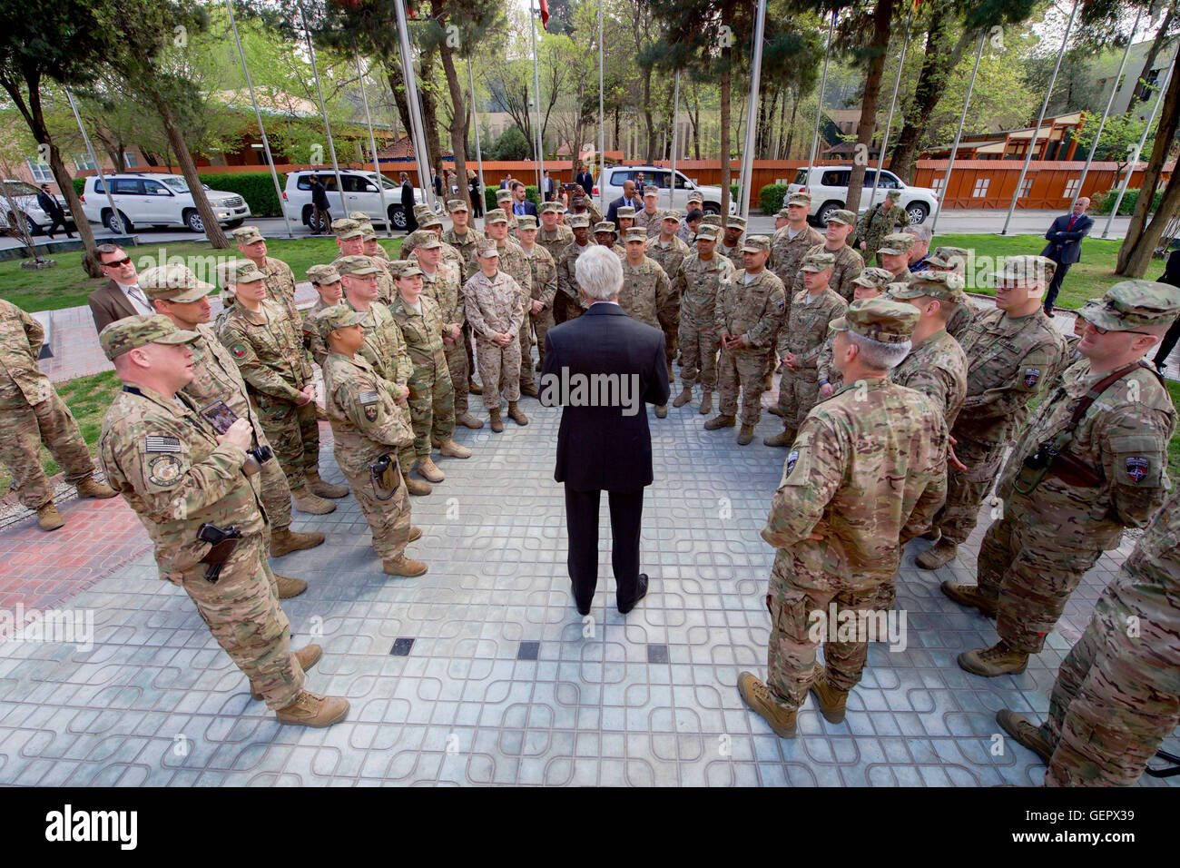 Segretario Kerry parla di truppe al Camp sostegno risoluto quartier generale a Kabul Foto Stock