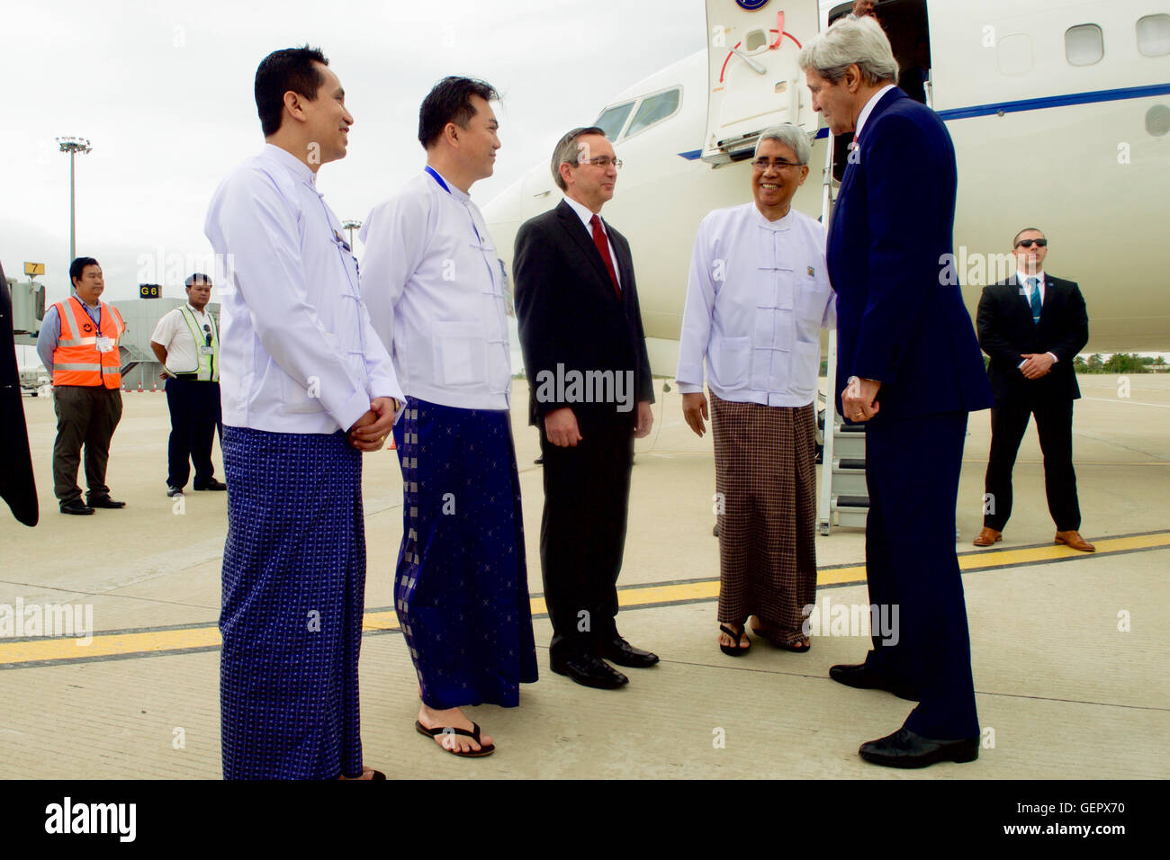 Segretario Kerry PARLA CON GLI STATI UNITI Ambasciatore a Myanmar Scot Marciel e un gruppo di funzionari birmani dopo l'arrivo a Naypyitaw International Airport Foto Stock