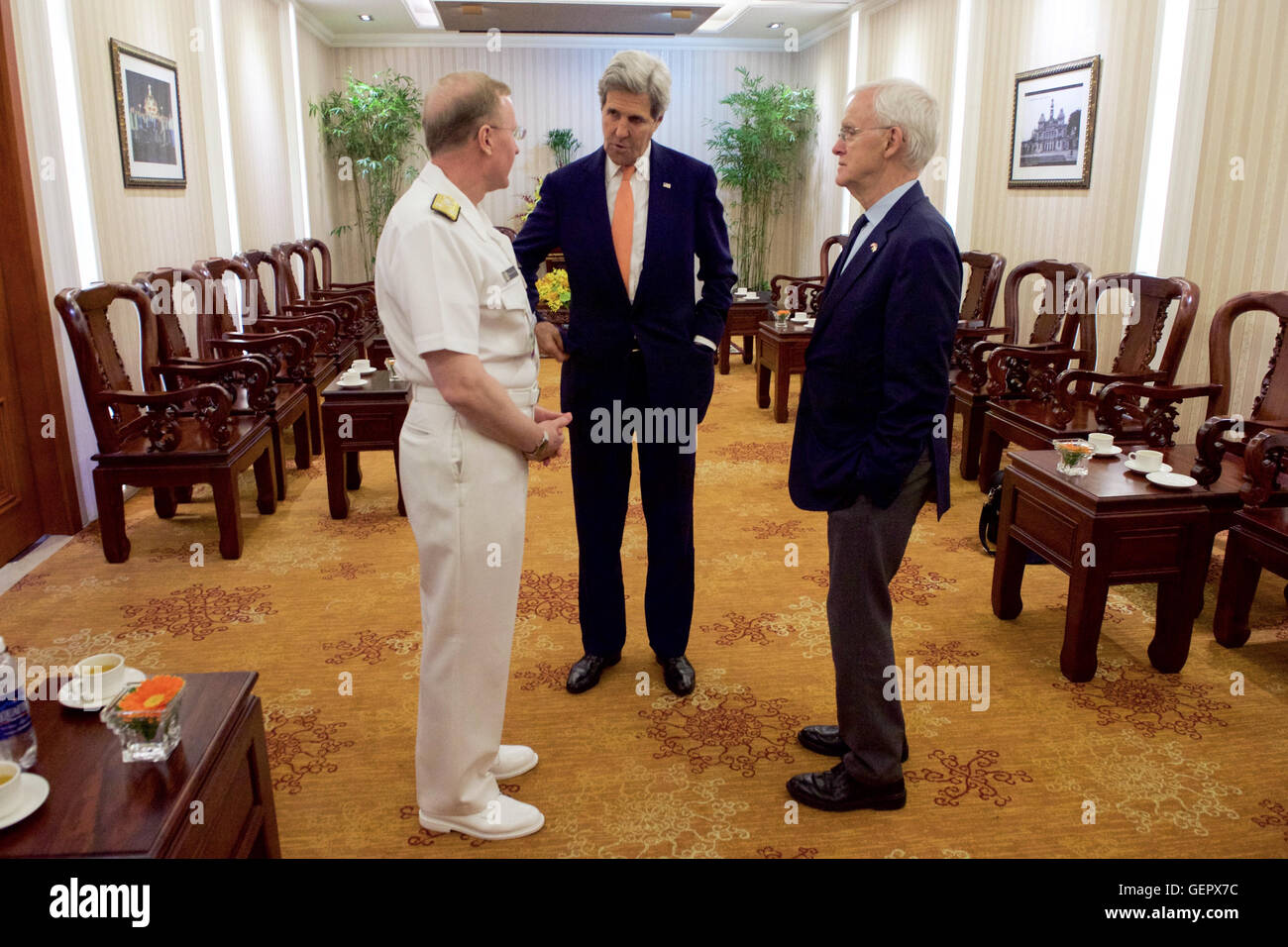 Segretario Kerry PARLA CON GLI STATI UNITI Navy Vice Ammiraglio Pandolfe e ex U.S. Il senatore e il Navy SEAL Kerrey nella città di Ho Chi Minh Foto Stock