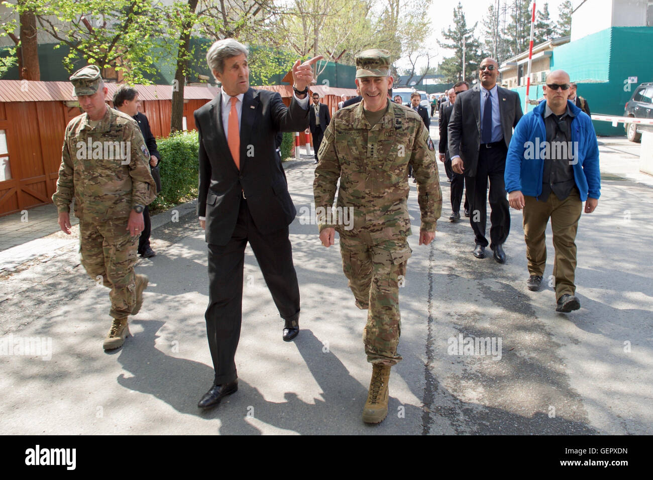Segretario Kerry passeggiate attraverso il Camp sostegno deciso con sede negli Stati Uniti Esercito il generale John Nicholson Foto Stock