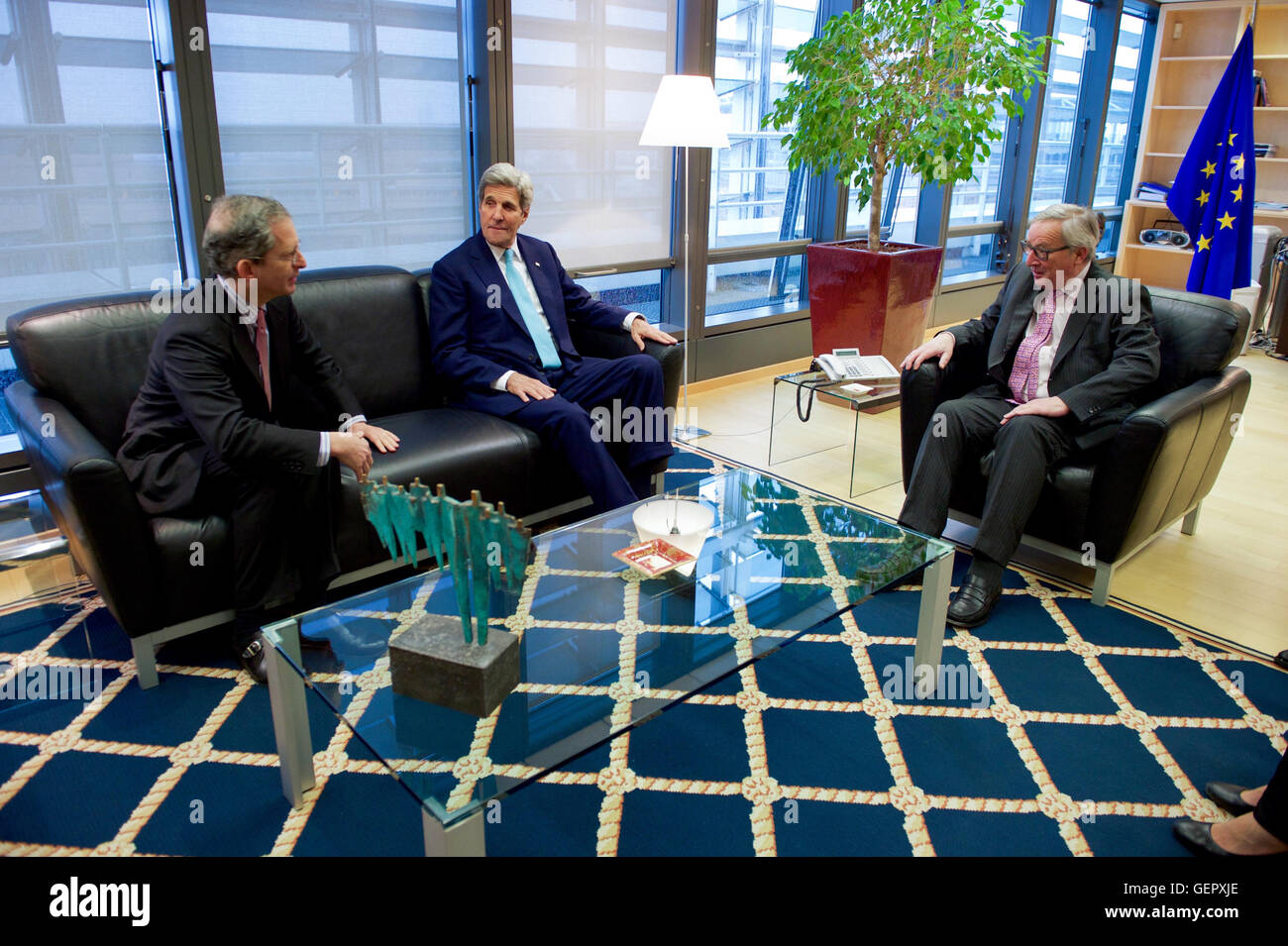 Segretario Kerry, Ambasciatore Gardner incontrarsi con il Presidente della Commissione europea Juncker a Bruxelles, in Belgio Foto Stock