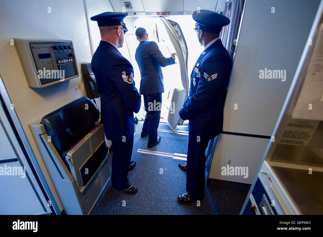 Stati Uniti Air Force 'Raven' guardie di sicurezza Deplane dopo Segretario Kerry arrivati all'Aeroporto Intercontinentale George Bush di Houston per un discorso alla Rice University di Baker Institute Foto Stock