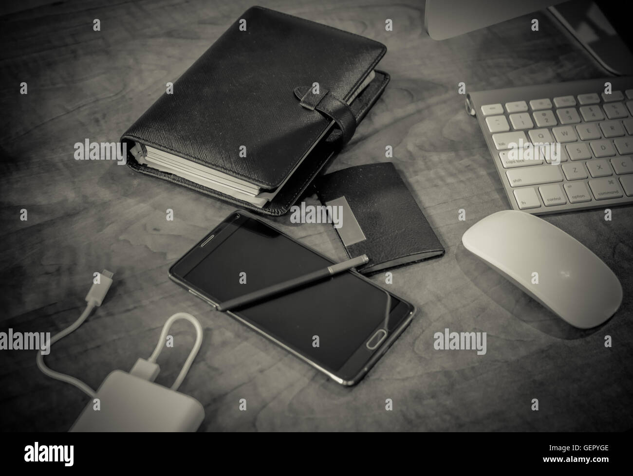 Carica tabella con smart phone, computer e organizzatore e il mouse del computer. tastiera Foto Stock