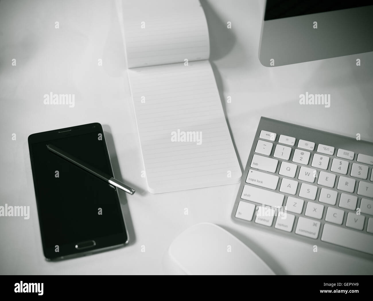 Carica tabella con smart phone, computer e organizzatore e il mouse del computer. tastiera Foto Stock