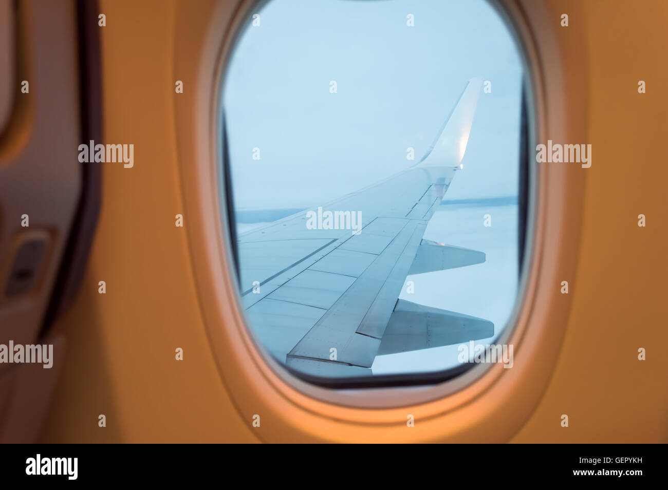 Ala di aeroplano fuori della finestra Foto Stock