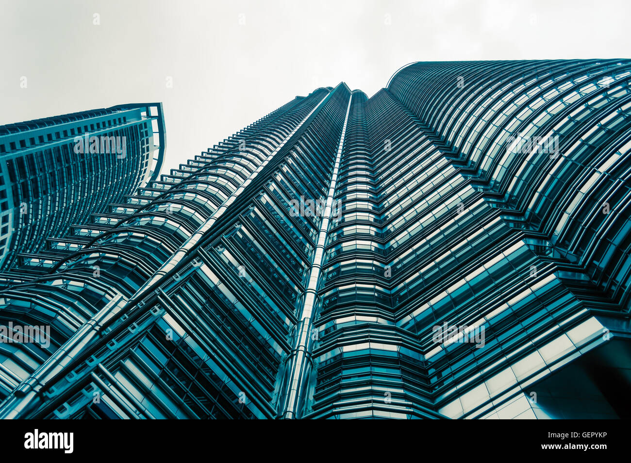 Angolo di visualizzazione a trama sullo sfondo di un moderno edificio di vetro grattacieli Foto Stock