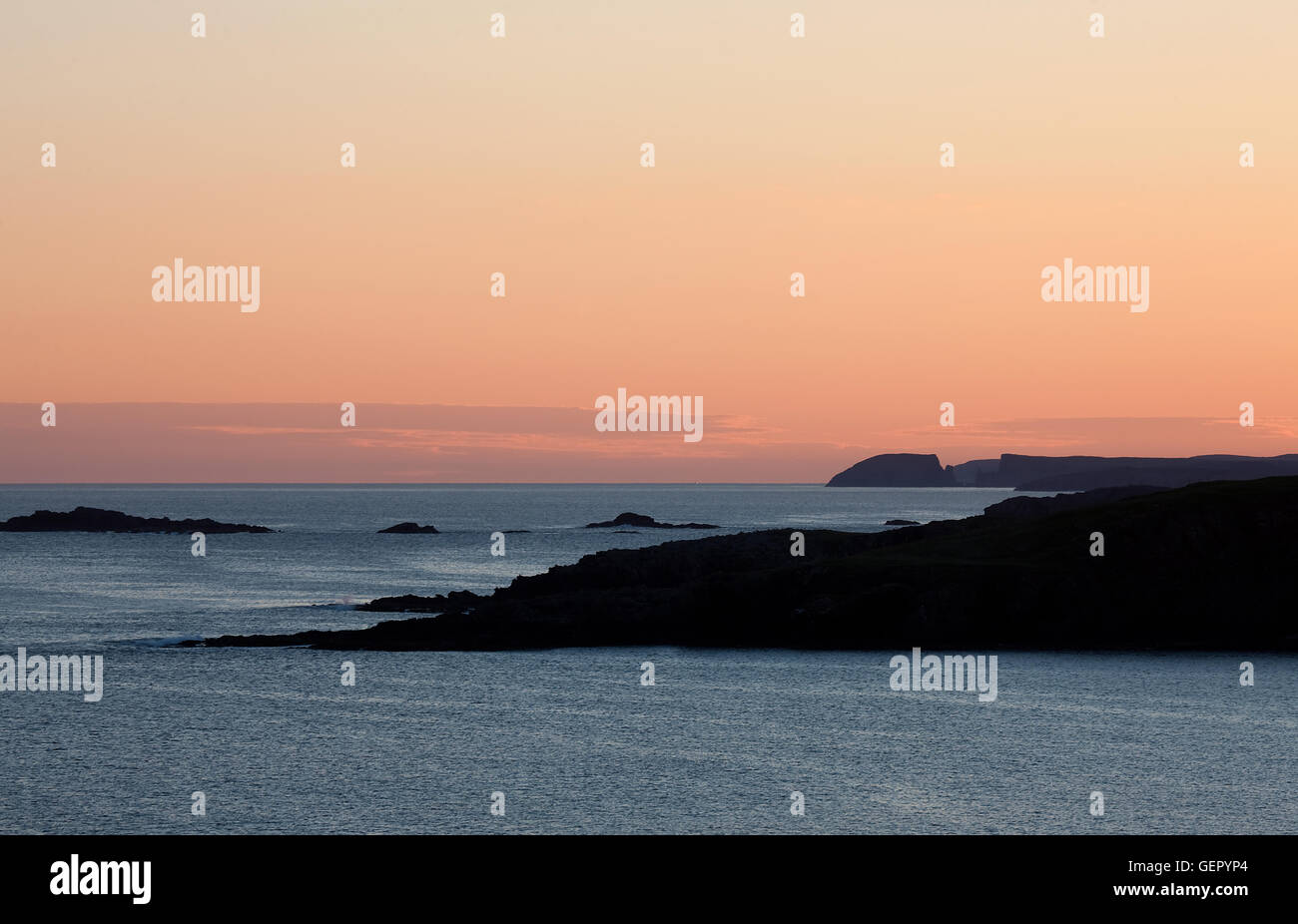 Tramonto a ovest e a est Burra da vicino Papil, Continentale, le isole Shetland, Scotland, Regno Unito Foto Stock