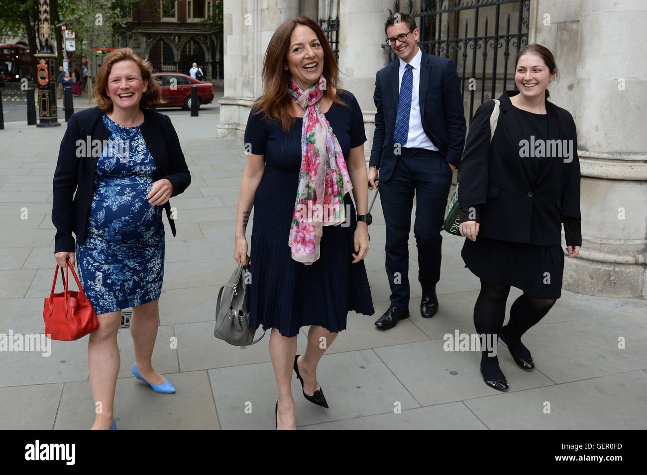 Belinda Steiner (seconda a sinistra) lascia la High Court di Londra oggi, dopo che un giudice ha erogato una sentenza sulla controversia su denaro tra Belinda e suo marito estraniati Tim, che è uno dei fondatori di millionaire del supermercato online Ocado. Foto Stock