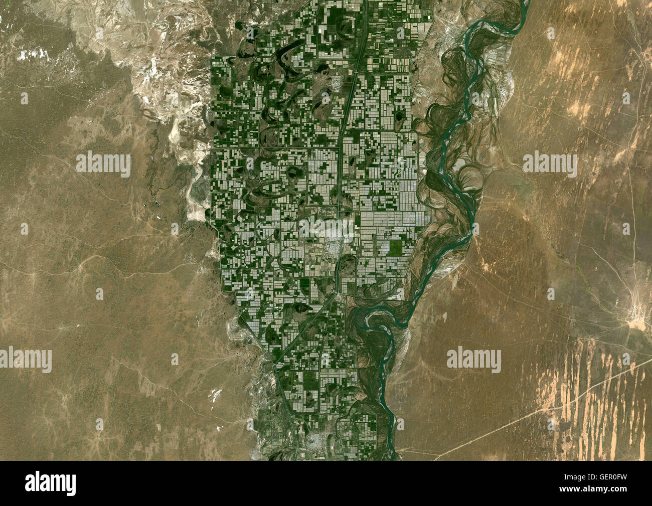 Vista satellitare di Syr Daria River, Kazakistan. Questa immagine è stata elaborata sulla base dei dati acquisiti nel 2014 dal satellite Landsat 8 satellite. Foto Stock