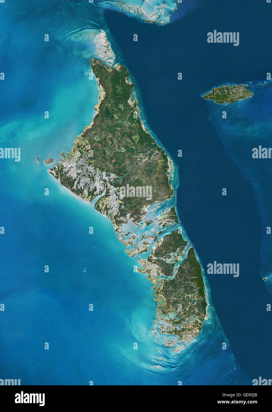 Vista satellitare delle isole di Andros e New Providence, Bahamas. New Providence è la più popolosa isola delle Bahamas e ospita la città capitale di Nassau. Questa immagine è stata elaborata sulla base dei dati acquisiti dai satelliti Landsat. Foto Stock