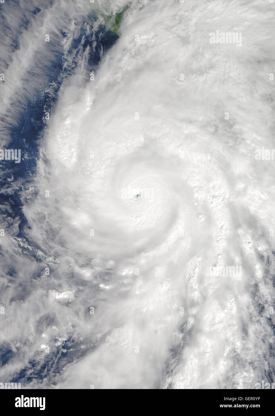 Vista satellitare di uragano Patricia nel 2015 oltre l'Oceano Pacifico orientale a sud-ovest della costa messicana. Immagine presa il 23 ottobre 2015. Foto Stock