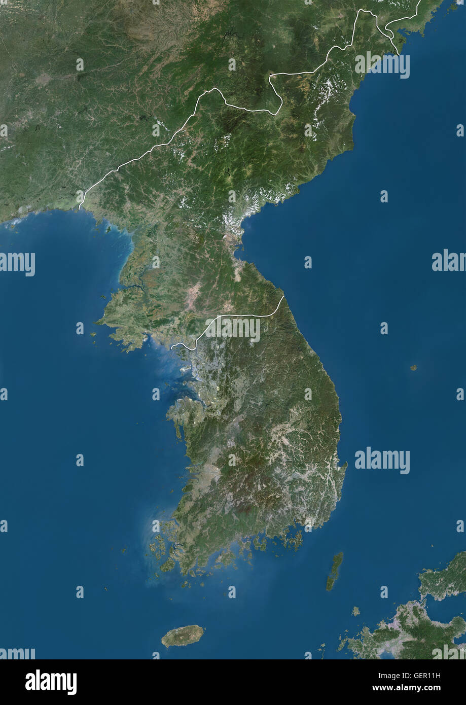 Vista satellitare della Corea del Nord e Corea del Sud (con i confini del paese). Questa immagine è stata elaborata sulla base dei dati acquisiti dai satelliti Landsat. Foto Stock