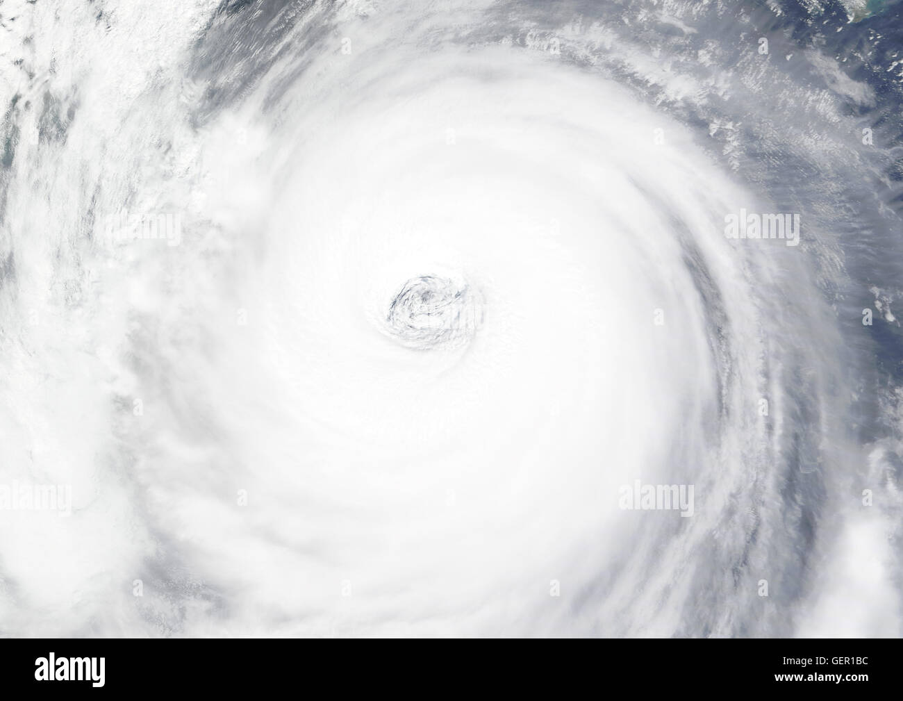 Vista satellitare di Super Typhoon Dujuan nel 2015 come si avvicina a Taiwan. Immagine presa il 28 settembre 2015. Foto Stock