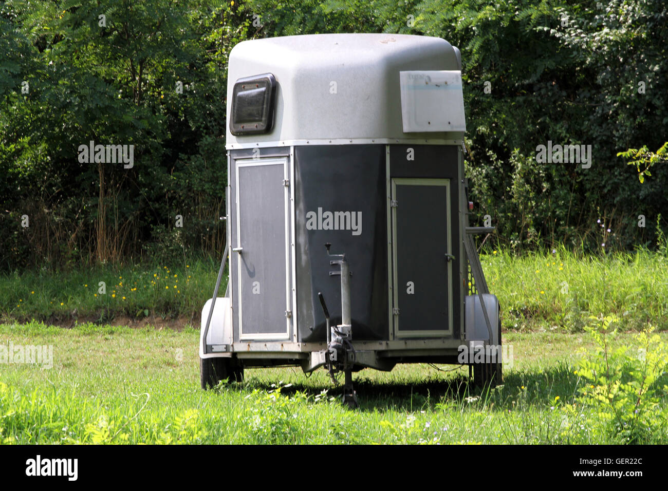 Cavallo rimorchio in cortile. Per il trasporto di cavalli su rimorchio Foto Stock