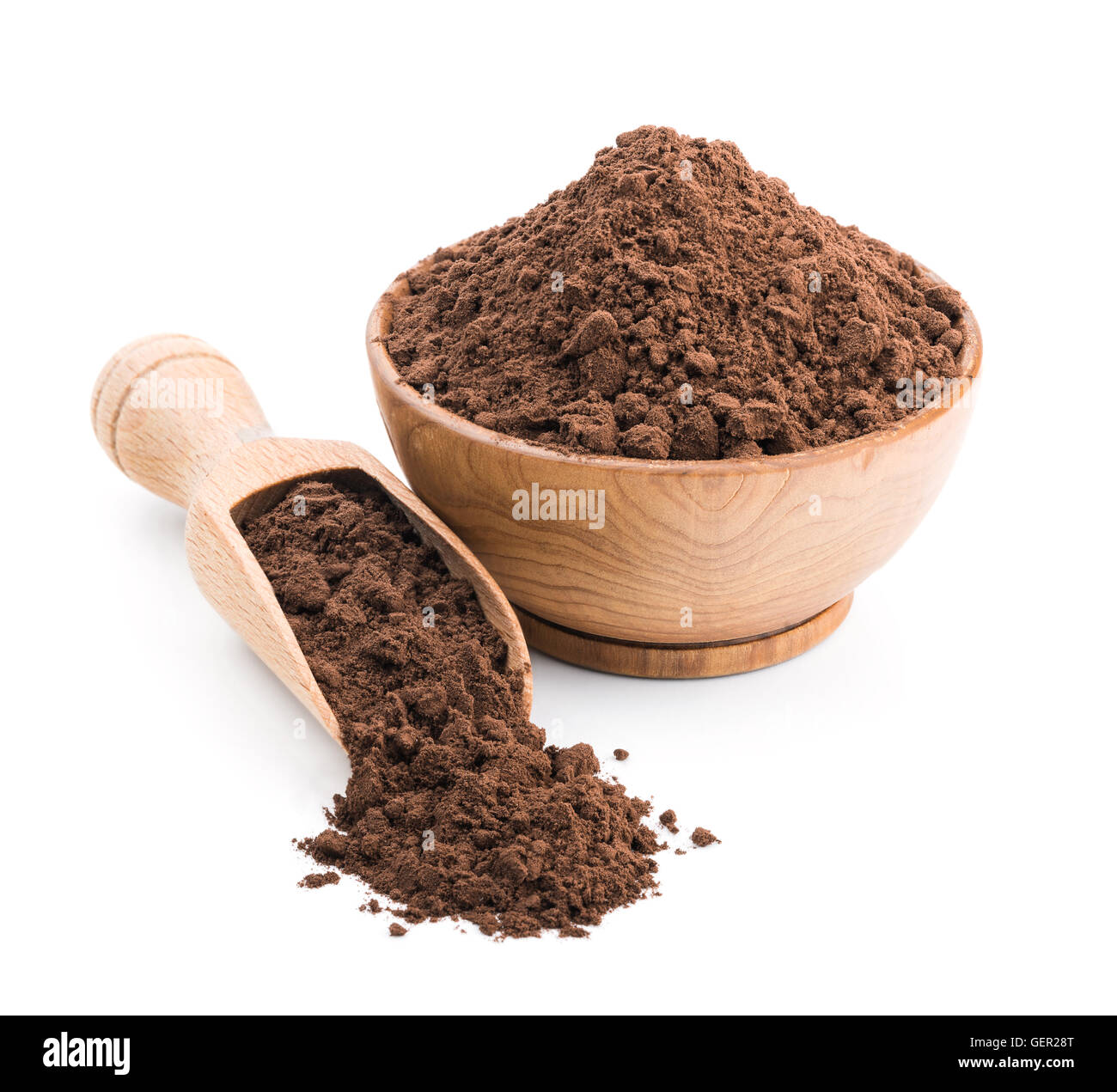 Cacao in polvere in un recipiente di legno isolato su bianco Foto Stock
