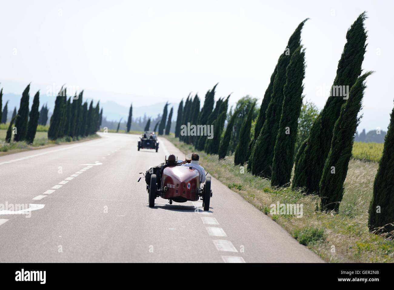 Bugatti di accelerare una strada francese in una giornata di vento durante un classico auto rally Foto Stock